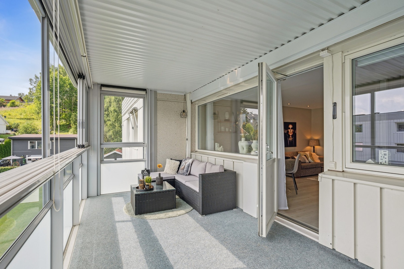 Direkte utgang fra stuen til en romslig balkong - perfekt for både morgenkaffen og sene sommerkvelder. Galleribilde