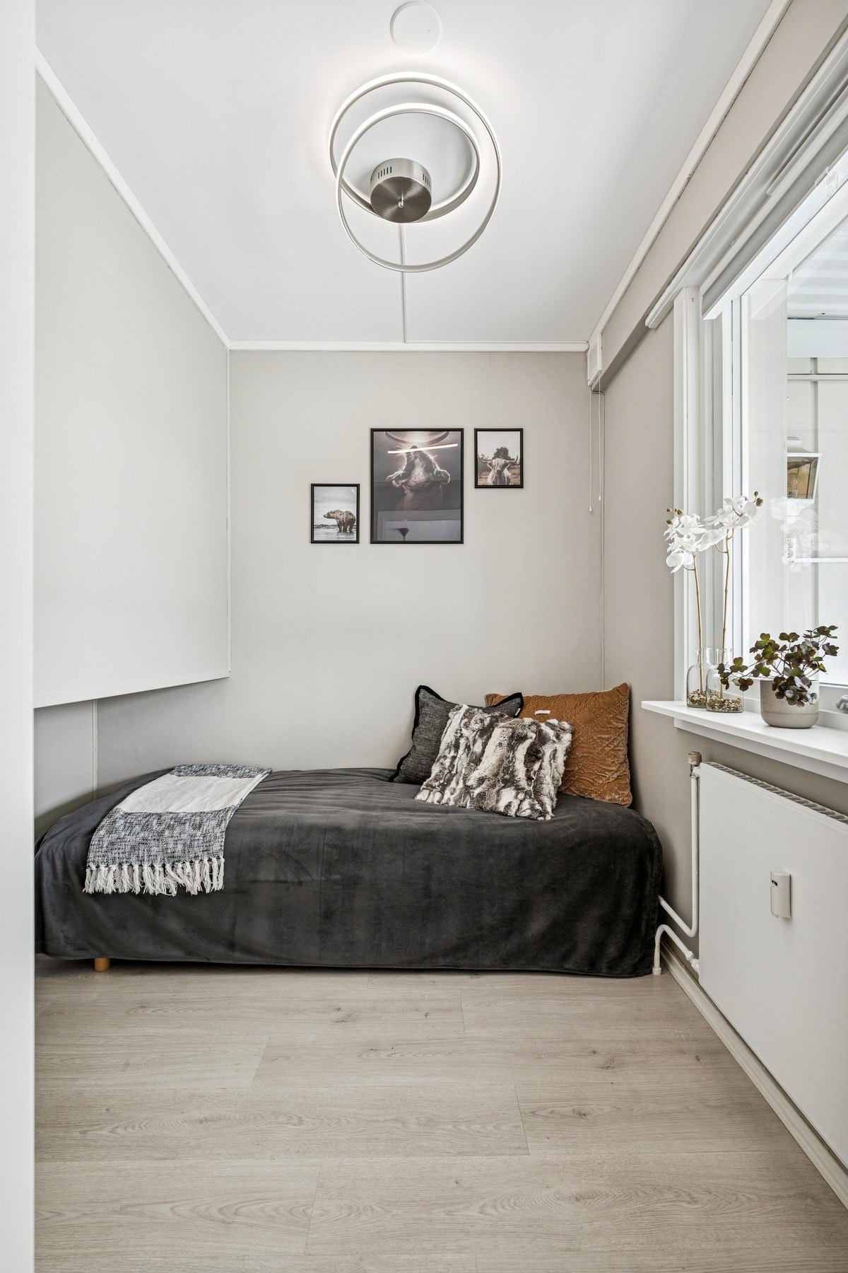 Det minste soverommet har en praktisk utforming som egner seg godt som barnerom, gjesterom eller hjemmekontor - med vindu mot den innglassede balkongen. Galleribilde