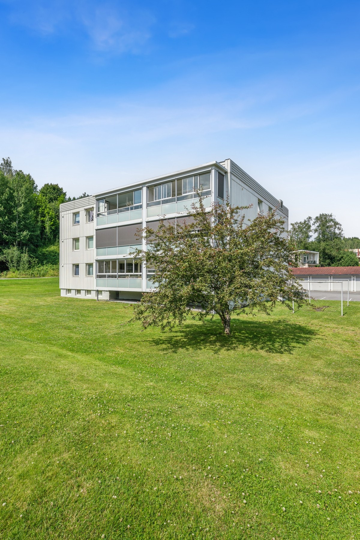 Velkommen til Haldenveien 10 - en lys og trivelig leilighet i øverste etasje med flott utsyn og stille beliggenhet i grønne omgivelser. Galleribilde