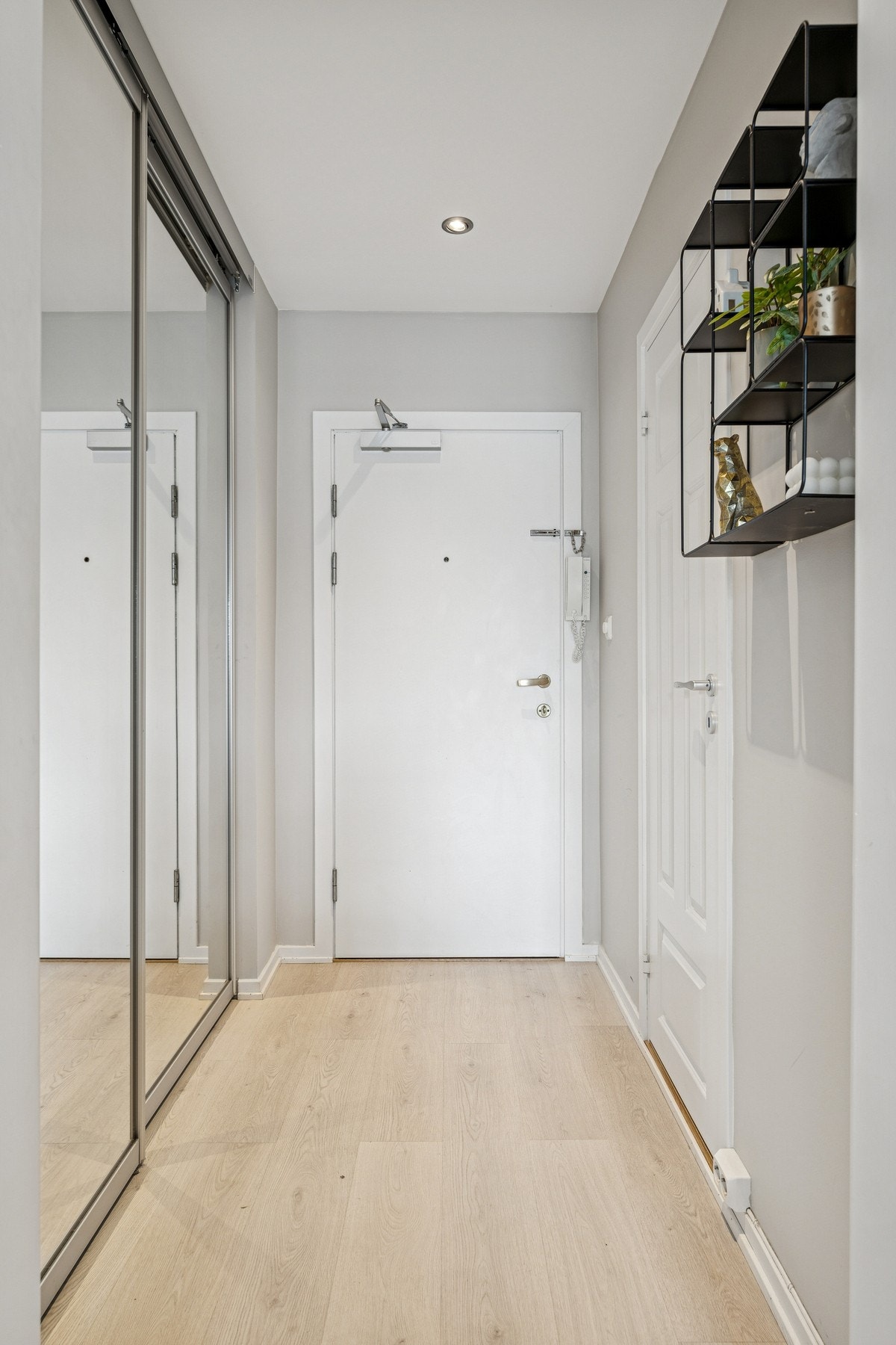 Entréen har praktiske løsninger med skyvedørsgarderobe og plass til yttertøy og sko - her ligger alt til rette for en organisert hverdag. Galleribilde
