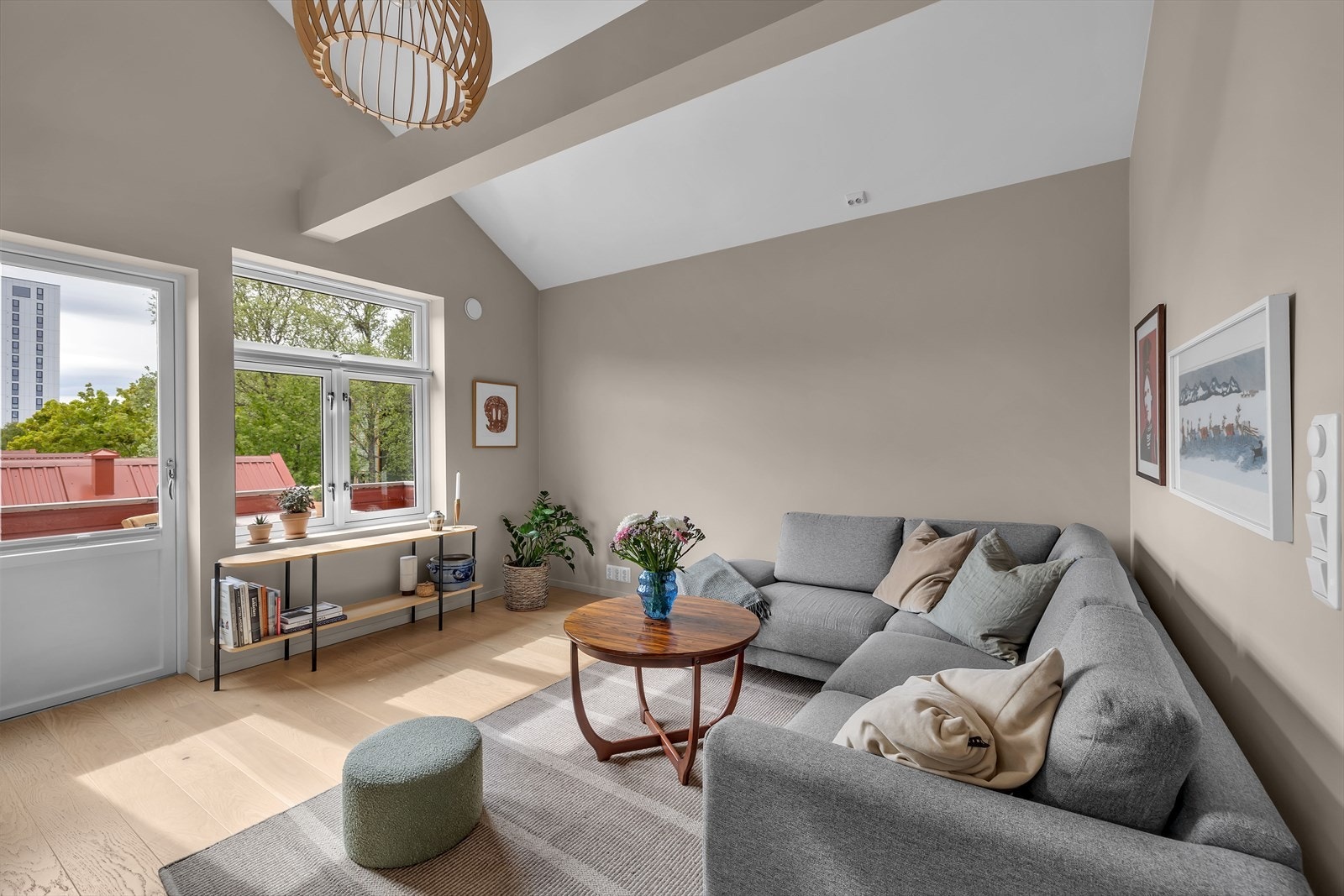 Sørvendte vinduer som gir et fint lysinnslipp Galleribilde