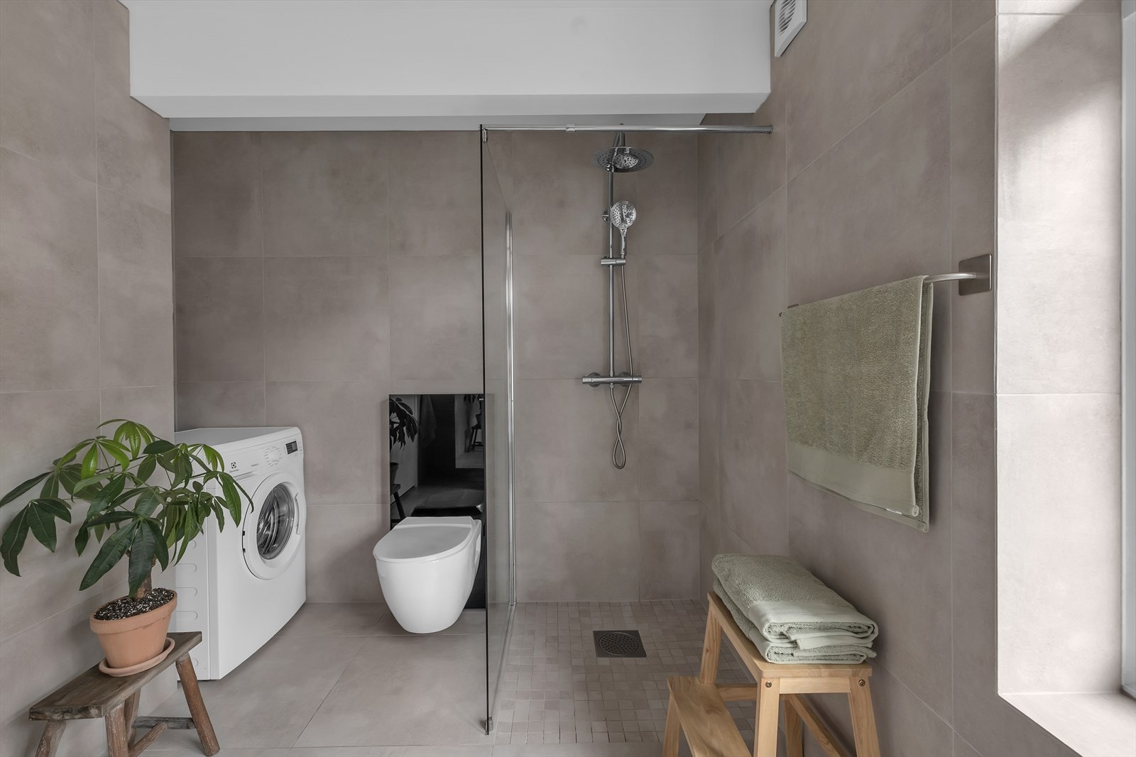 Dusjnisje og plass til vaskemaskin Galleribilde