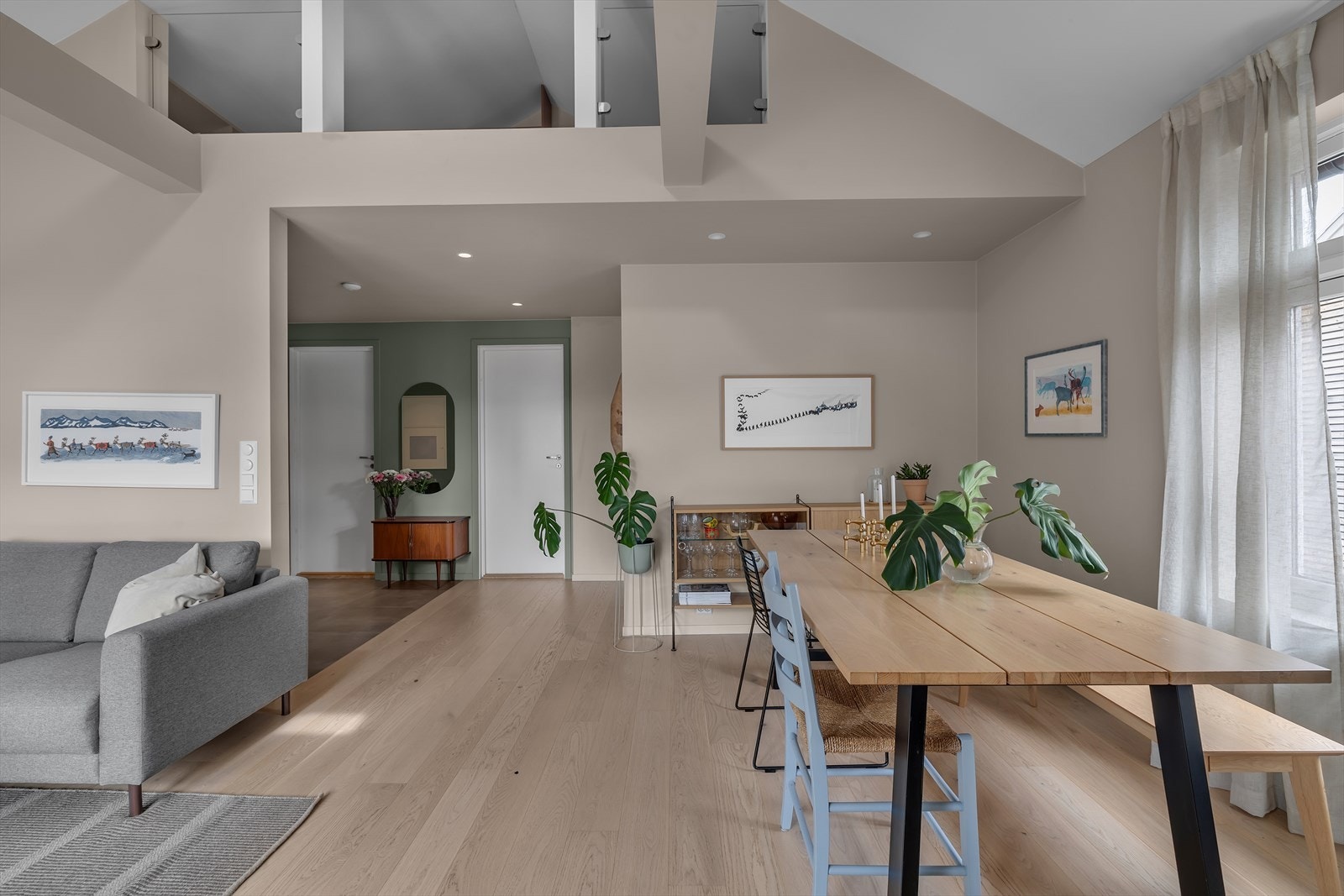 God plass til spisegruppe ved kjøkken Galleribilde