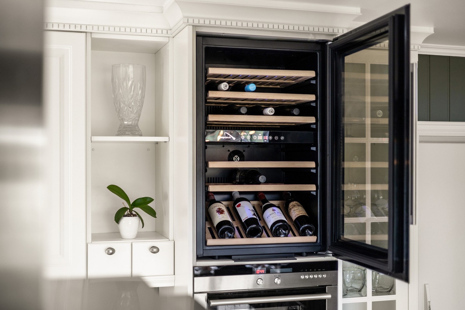 Vinskap integrert i kjøkkeninnredningen. Galleribilde