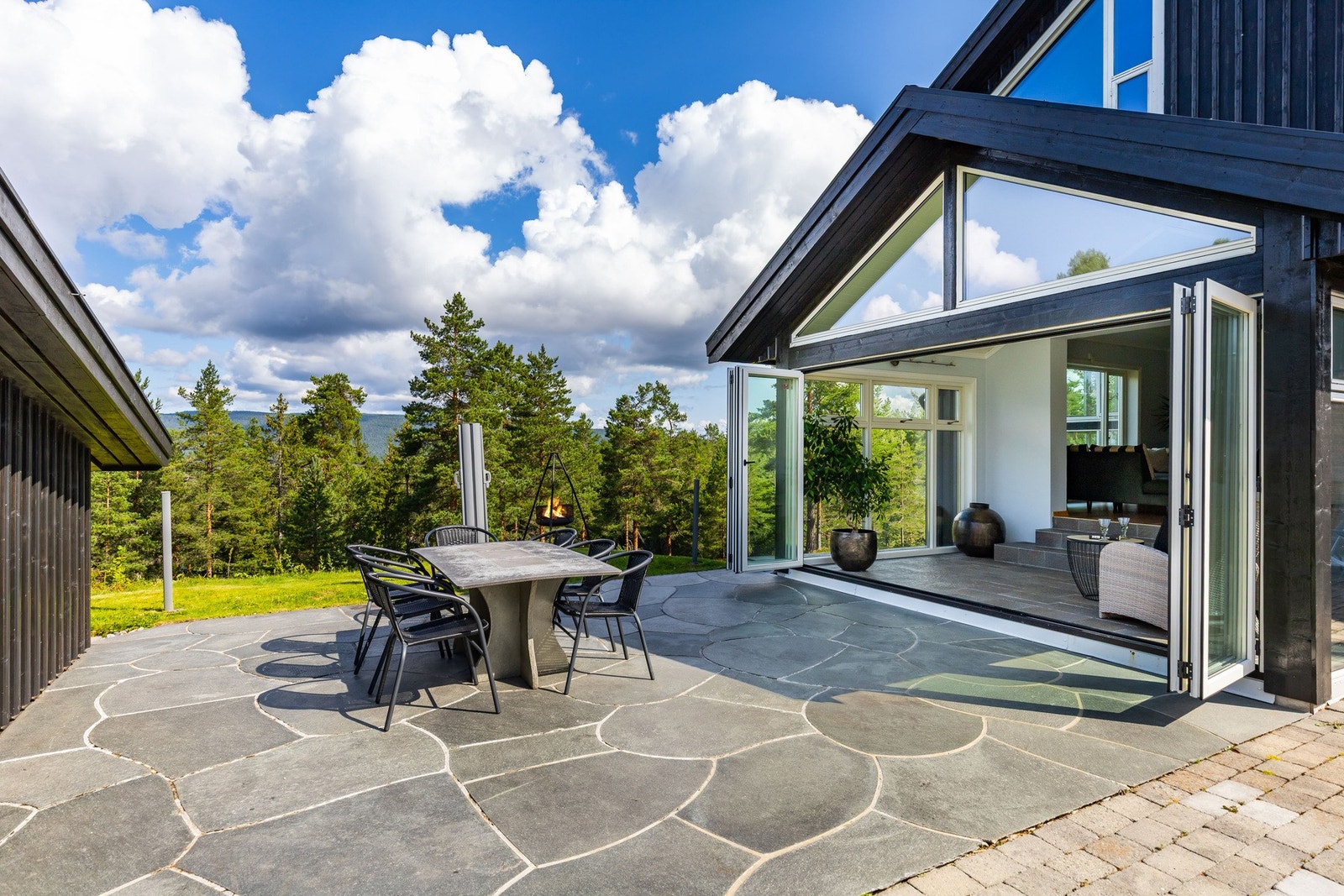 Uteplassen byr på gode solforhold. Galleribilde