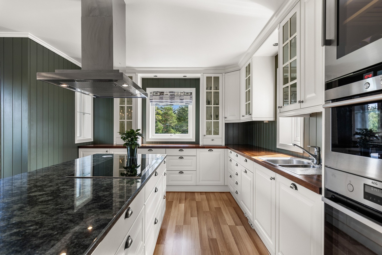 Øya har steinplate og vinhyller, et fint samlingspunkt for måltider, gode samtaler og lekselesing mens middagen tilberedes. Galleribilde