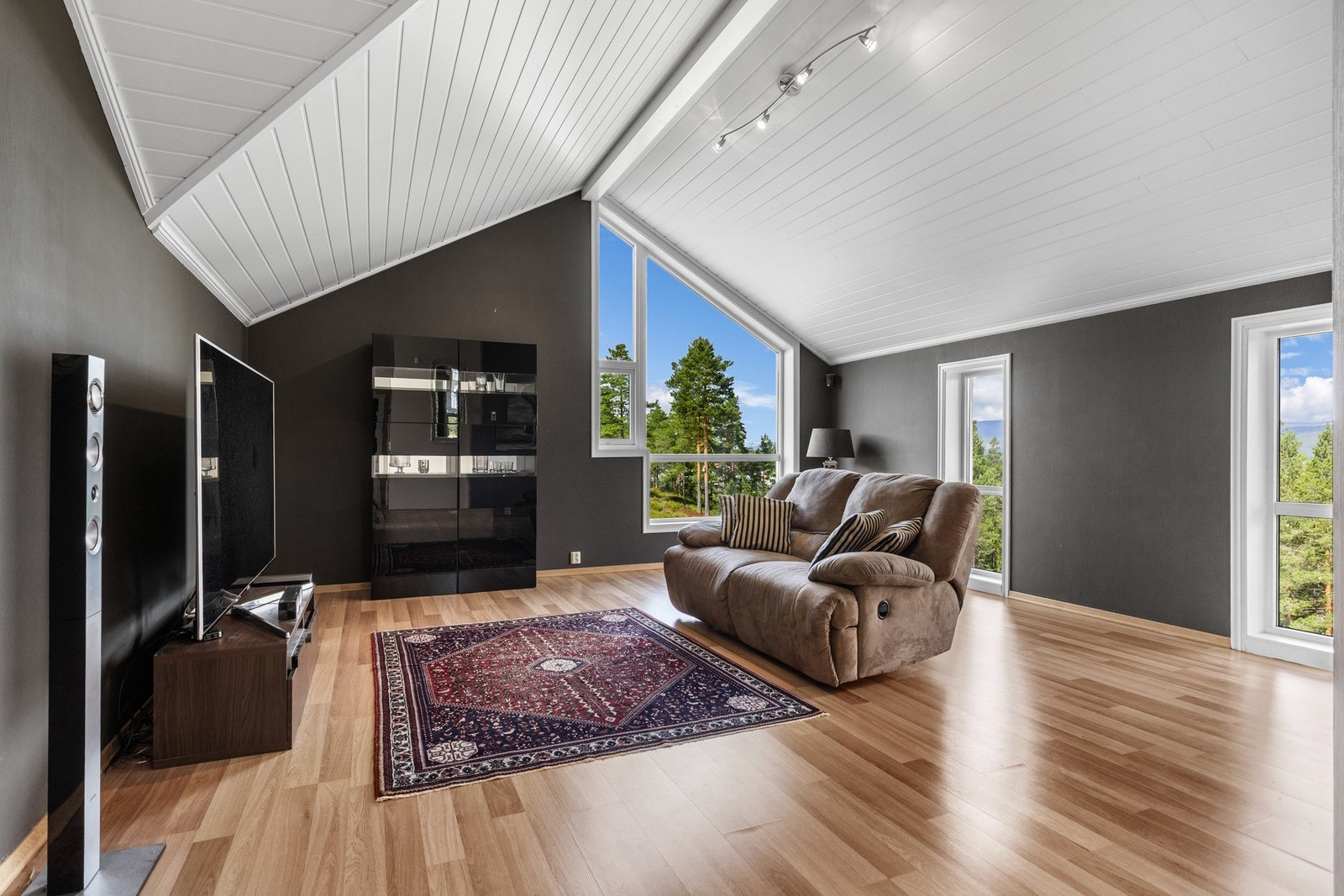 Øverst i huset kan skuldrene senkes i en kjærkommen stue, et ekstra oppholdsrom til lek, vennebesøk og avslapning. Galleribilde