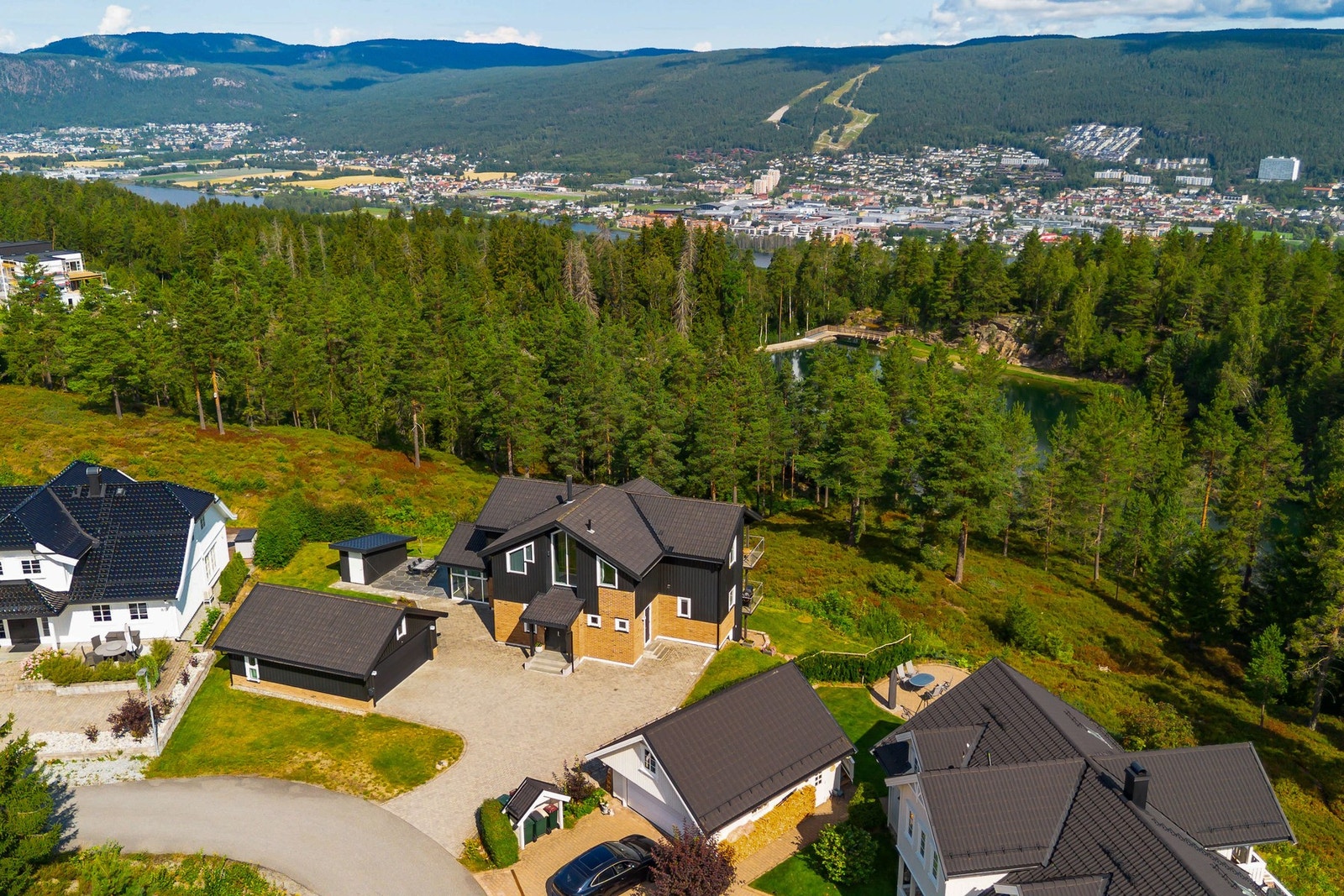 Eiendommen har en romslig gårdsplass, dobbelgarasje på 37 kvm og en utvendig bod på 5 kvm. Galleribilde
