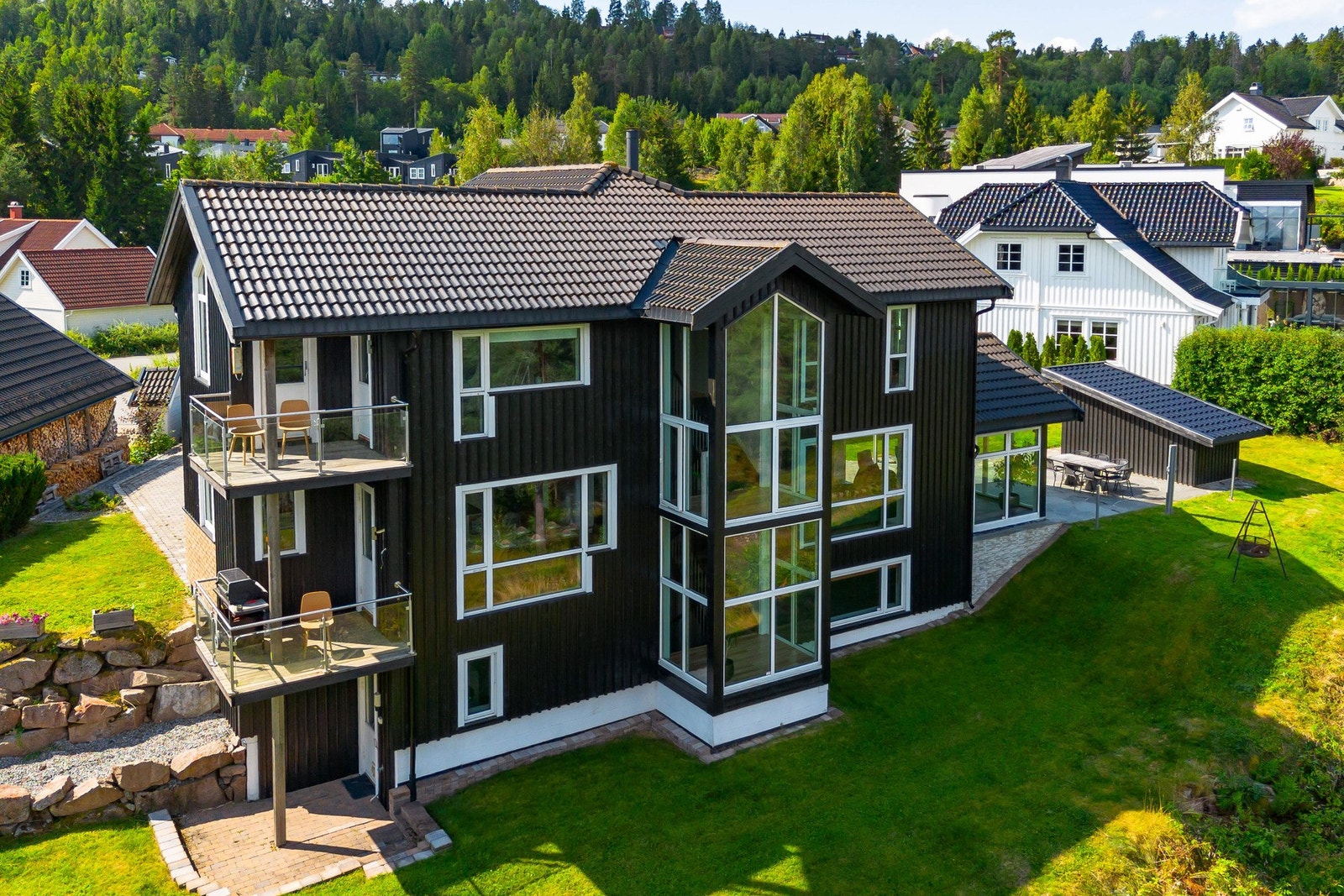 Velkommen til en stor og delikat arkitekttegnet enebolig, der 311 kvm fordeles på tre etasjer. Galleribilde