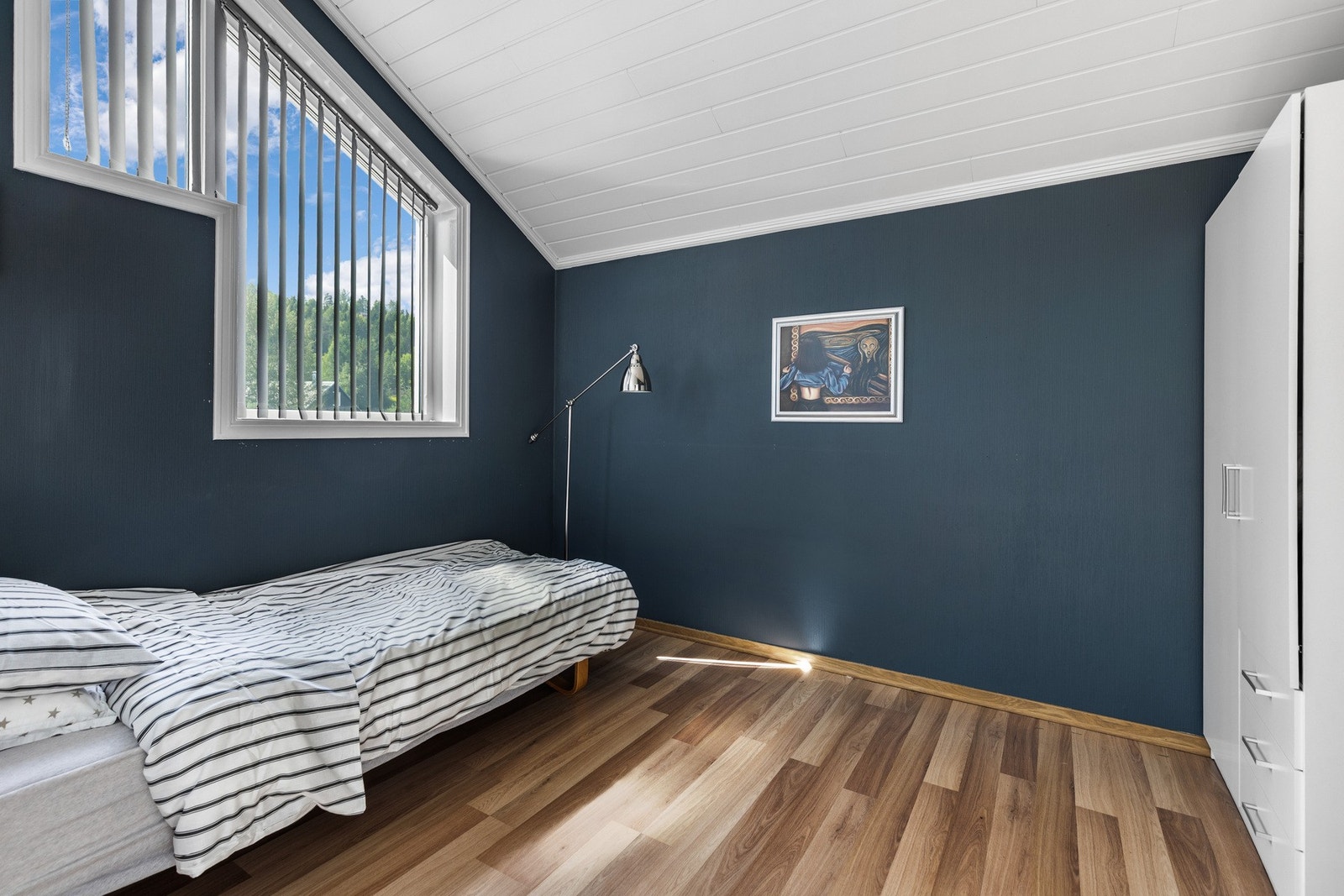 Boligen har fire soverom, fordelt med ett i underetasjen og tre sammen i andre etasje. Galleribilde