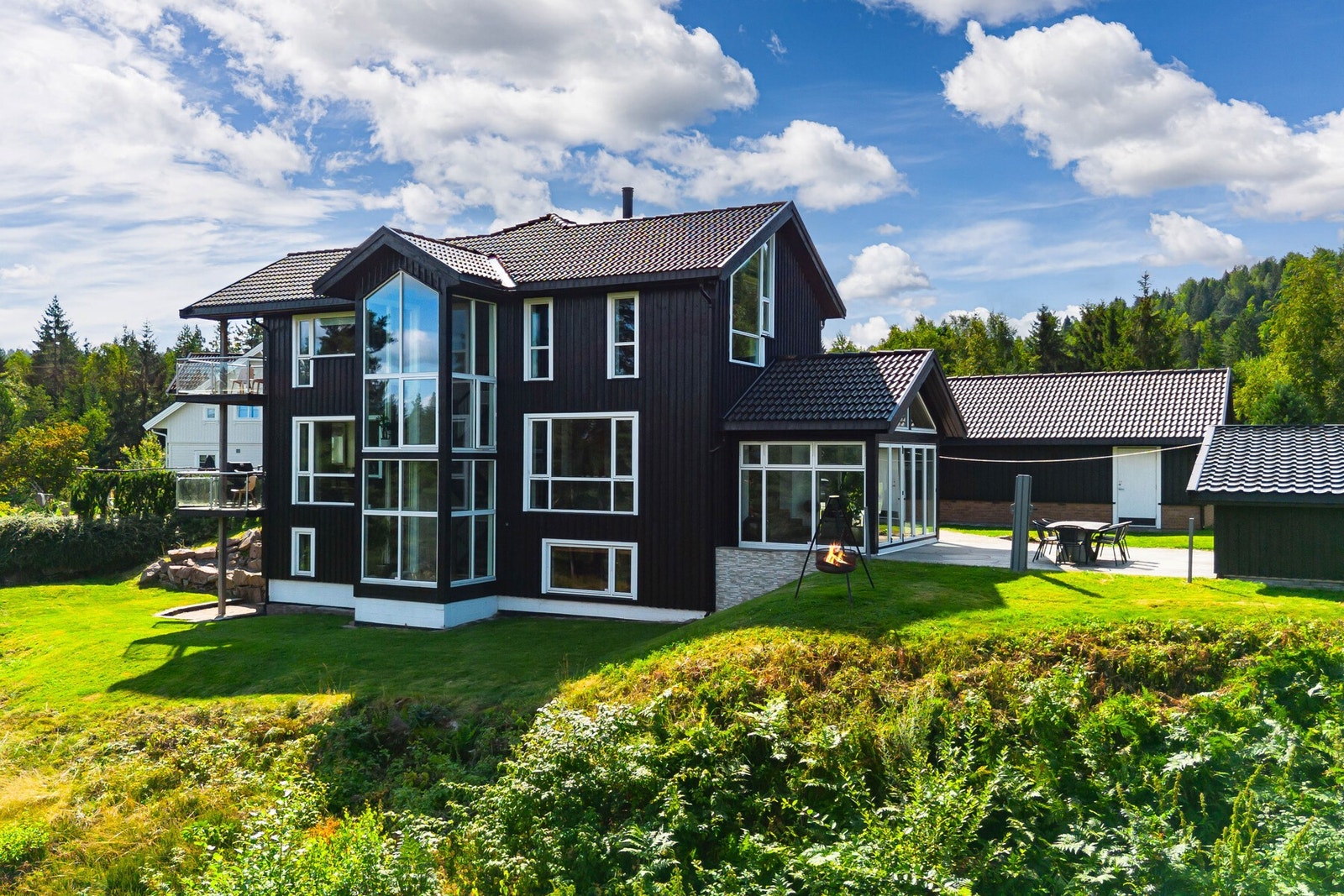 Privatmegleren ved Magnus Landgraff har gleden av å presentere denne flotte, arkitekttegnende eneboligen over tre plan og dobbelgarasje beliggende på Hallermoen Vest/Konnerud. Galleribilde