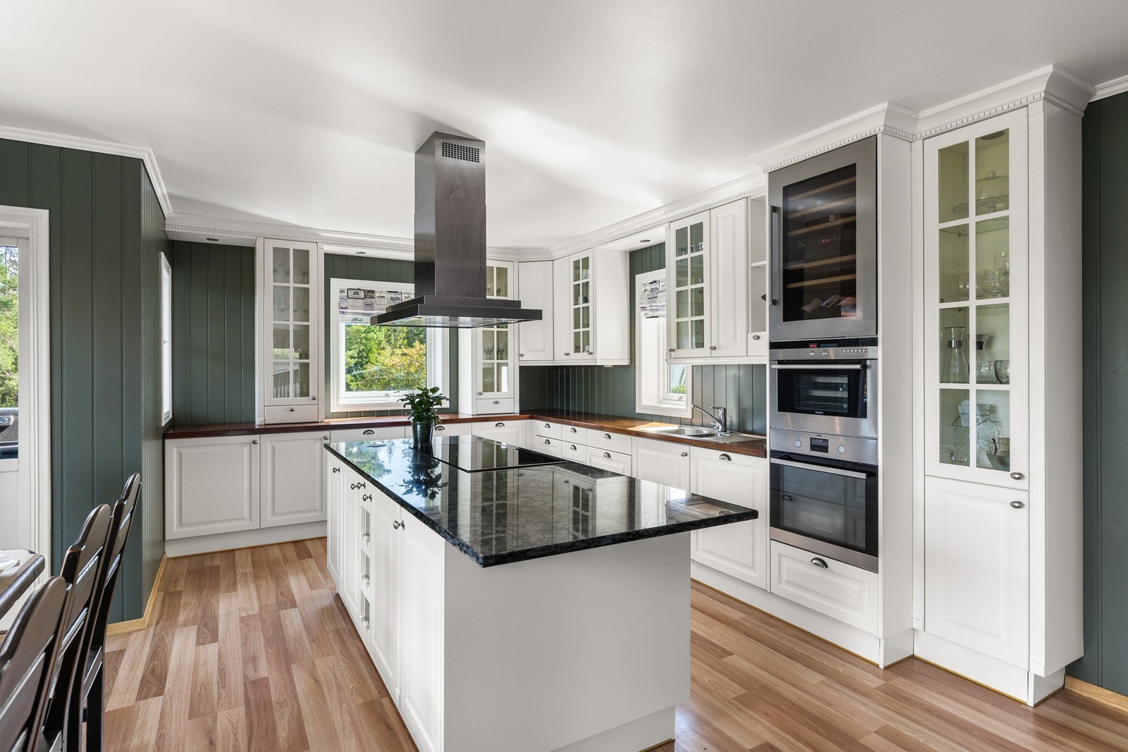 Kjøkkenet må sies å være et av høydepunktene i huset; stort, lyst og tidløst med gode arbeidsforhold for familien. Galleribilde