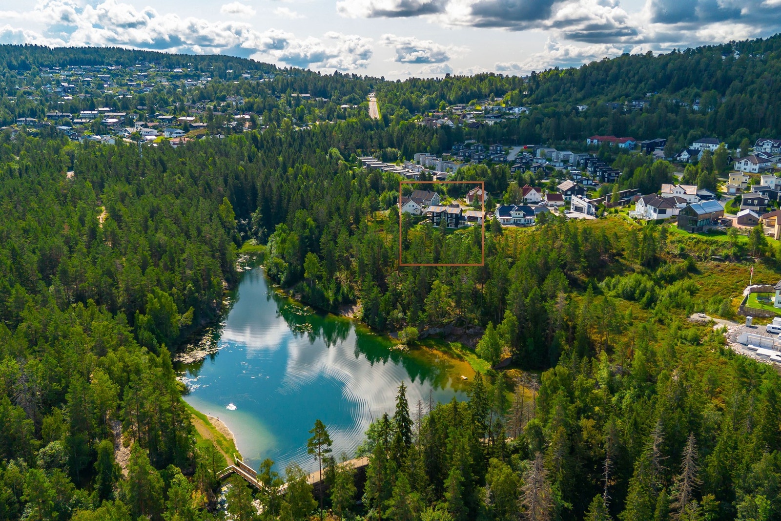 Fra eiendommen er det umiddelbar nærhet til Vannverksdammen med fine bademuligheter, og naturskjønne Konnerudmarka med et mylder av merkede stier. Galleribilde
