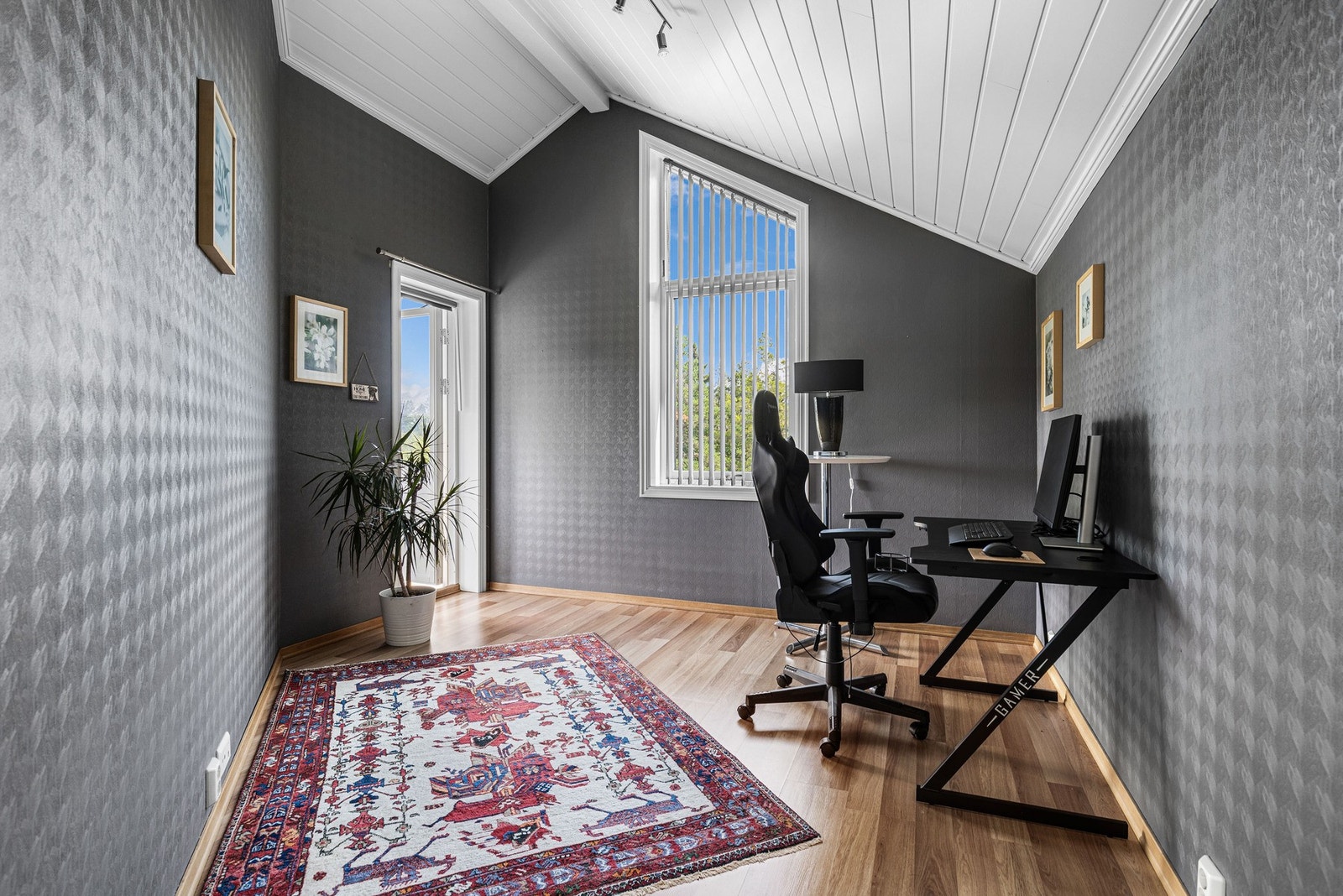 Hele fire soverom betyr mange valgmuligheter for familien, og ved behov kan rommene benyttes som kontor eller ekstra stue. Galleribilde