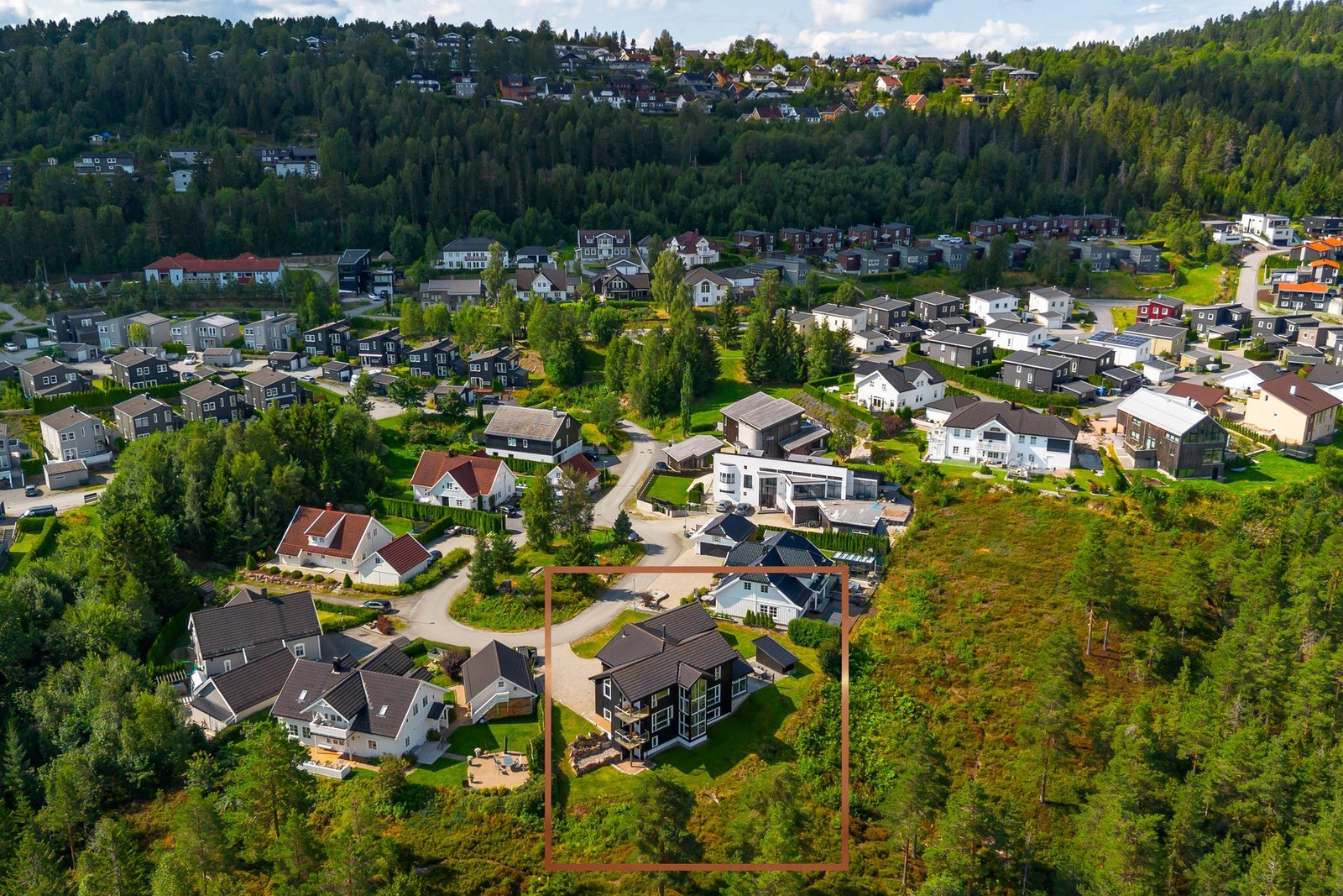 Eneboligen ligger i et svært attraktivt og barnevennlig boligområde på Konnerud i Drammen, nærmere bestemt, Hallermoen Vest. Galleribilde