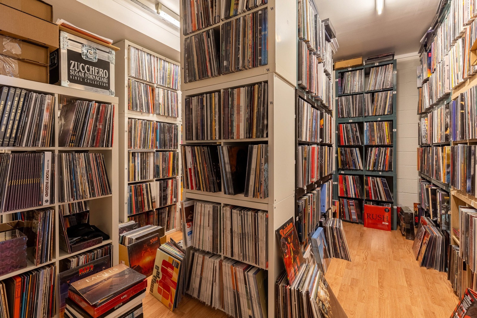 Rikelig med ekstra lagringsplass finnes i garasjen, i en utebod, i et teknisk rom og i en bod i underetasjen. Galleribilde