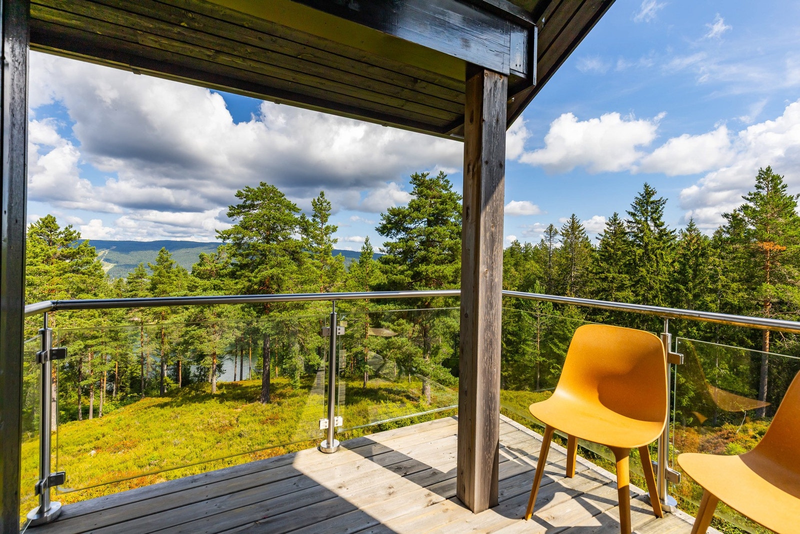 Fra andre etasje er det utgang til en koselig overbygd balkong. Galleribilde