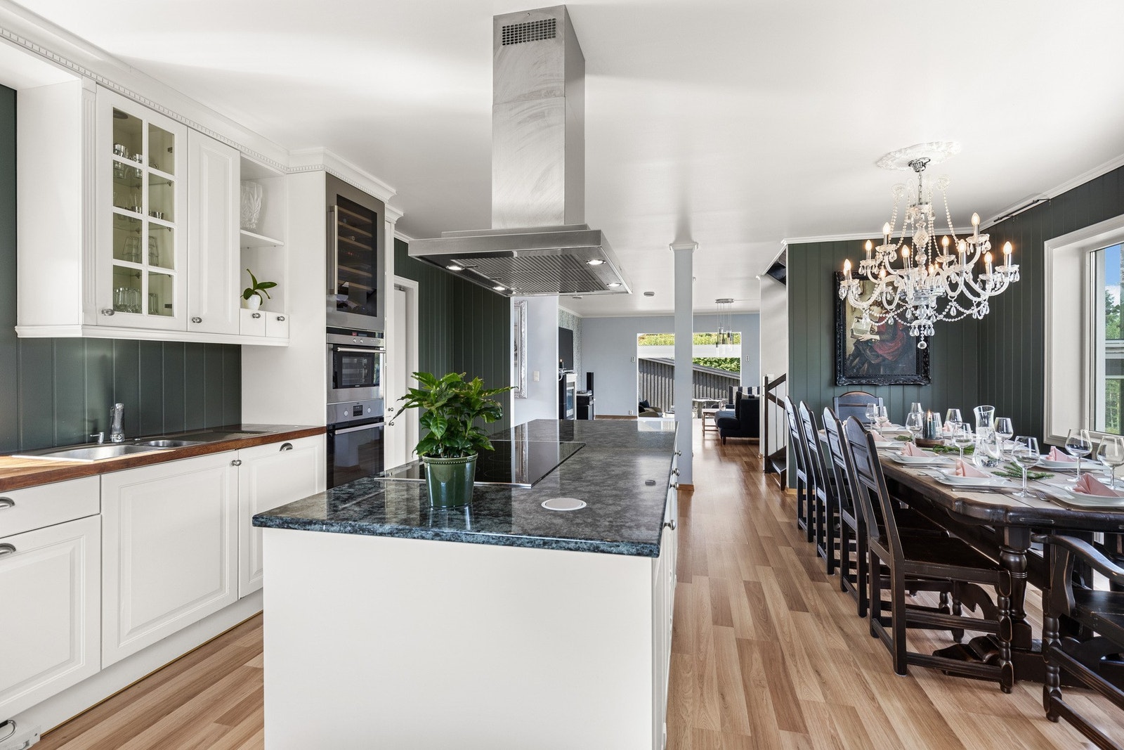 Selve kjøkkenet består av en stor øy med barløsning og en funksjonell L-form med mye oppbevaringsplass. Galleribilde