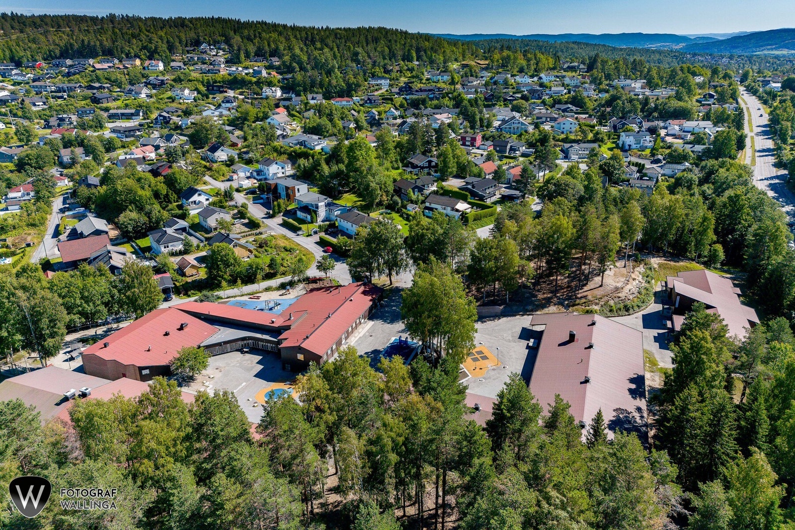 Hallermoen skole og barnehage ligger 1n5 km fra boligen. Galleribilde