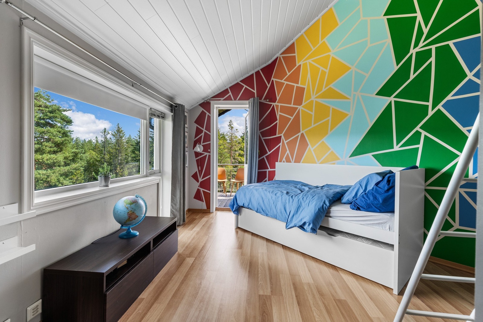 Et av rommene har plassbygde hyller og en koselig, liten hems til glede for de minste. Galleribilde