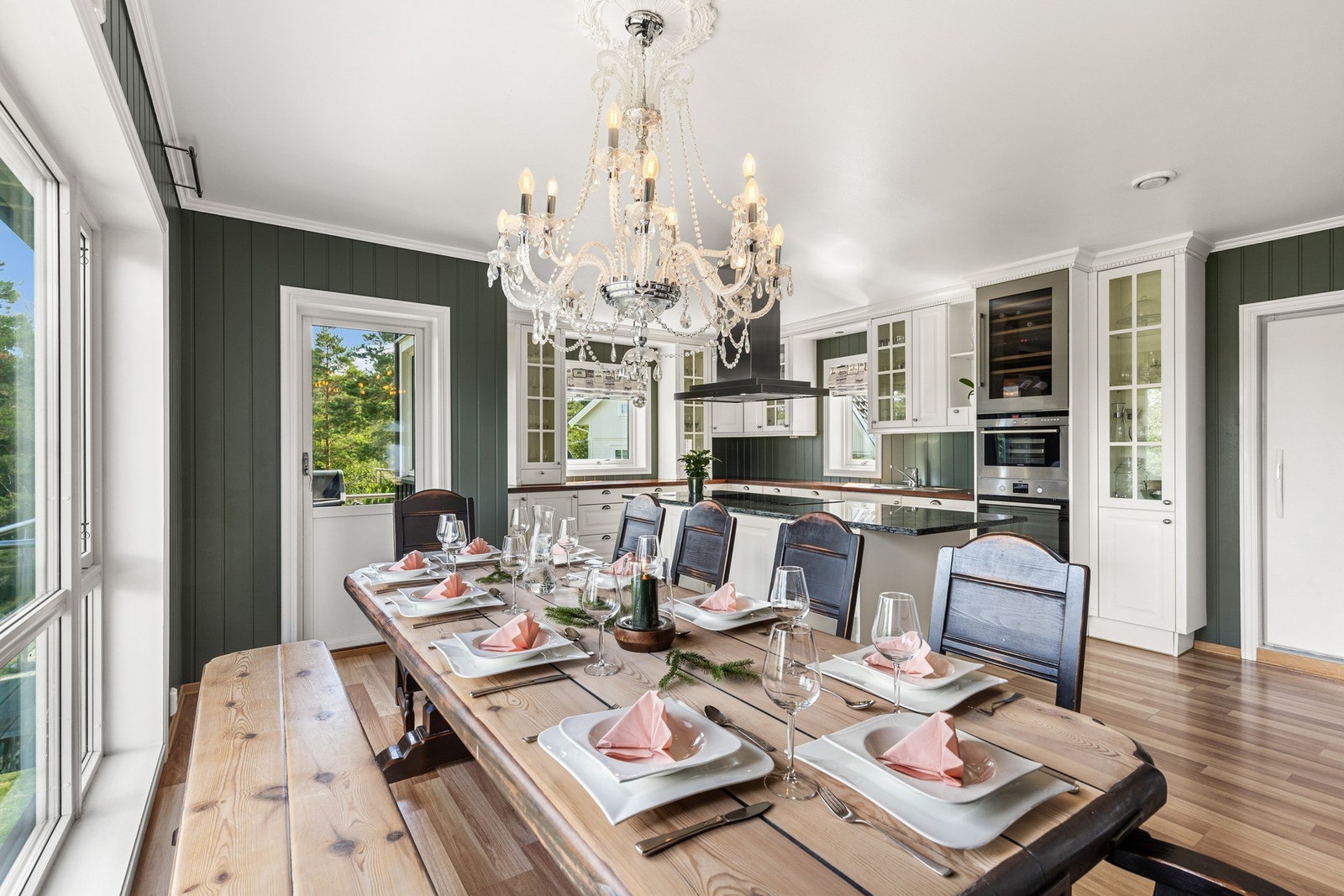 Kjøkkenet gir god plass til spisebord. Galleribilde