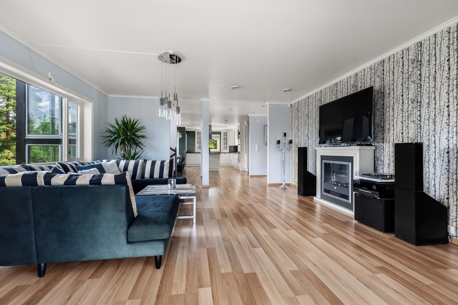 Sammen med kjøkkenet utgjør stuen et flott allrom med klart avdelte soner. Galleribilde