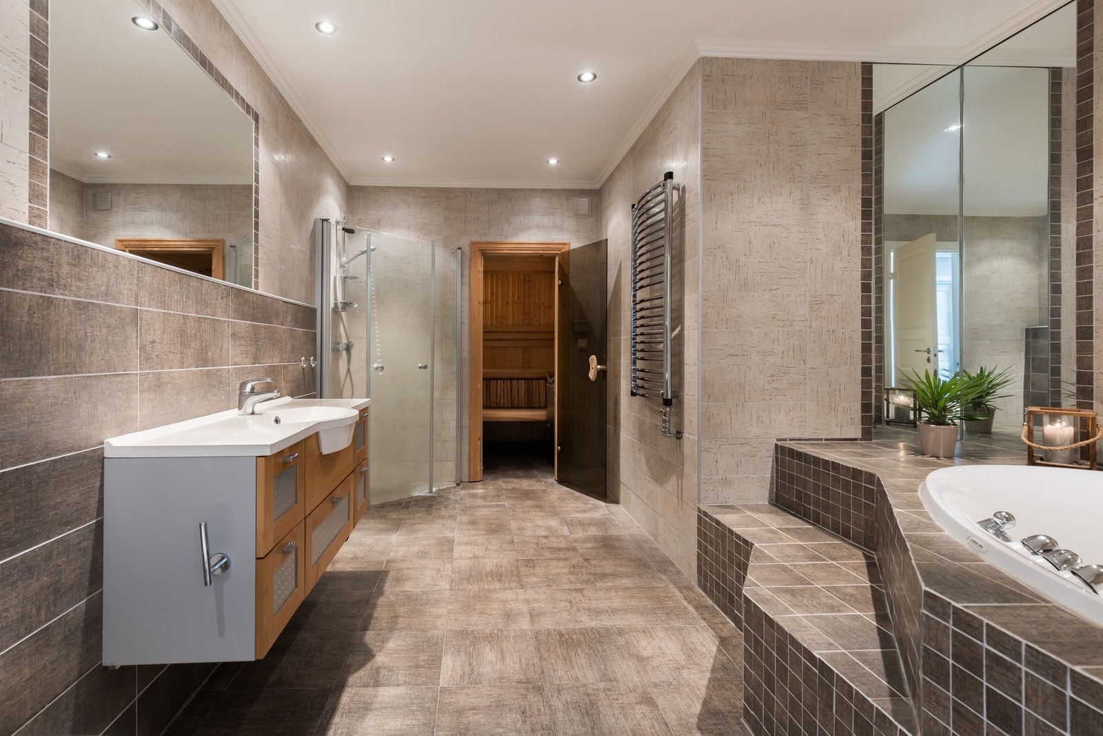 Badet nede har en deilig spa-atmosfære med egen badstue. Galleribilde