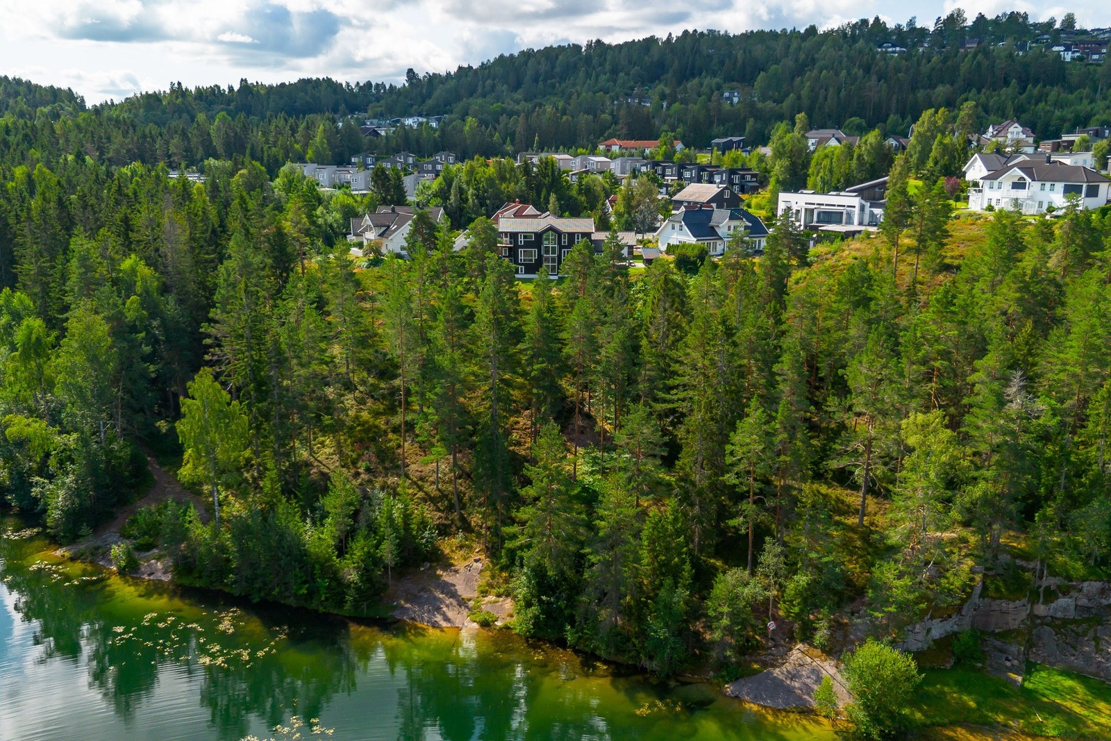 Vannverksdammen ligger ikke langt unna boligen. Galleribilde