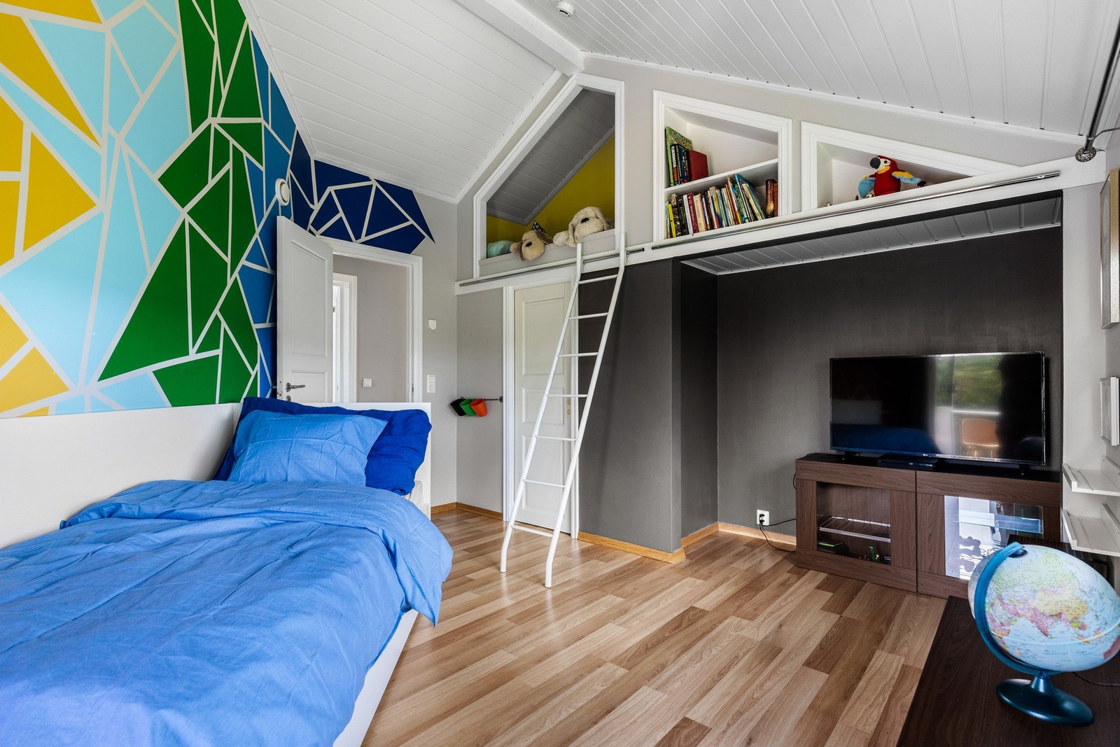 Et av rommene har plassbygde hyller og en koselig, liten hems til glede for de minste. Galleribilde