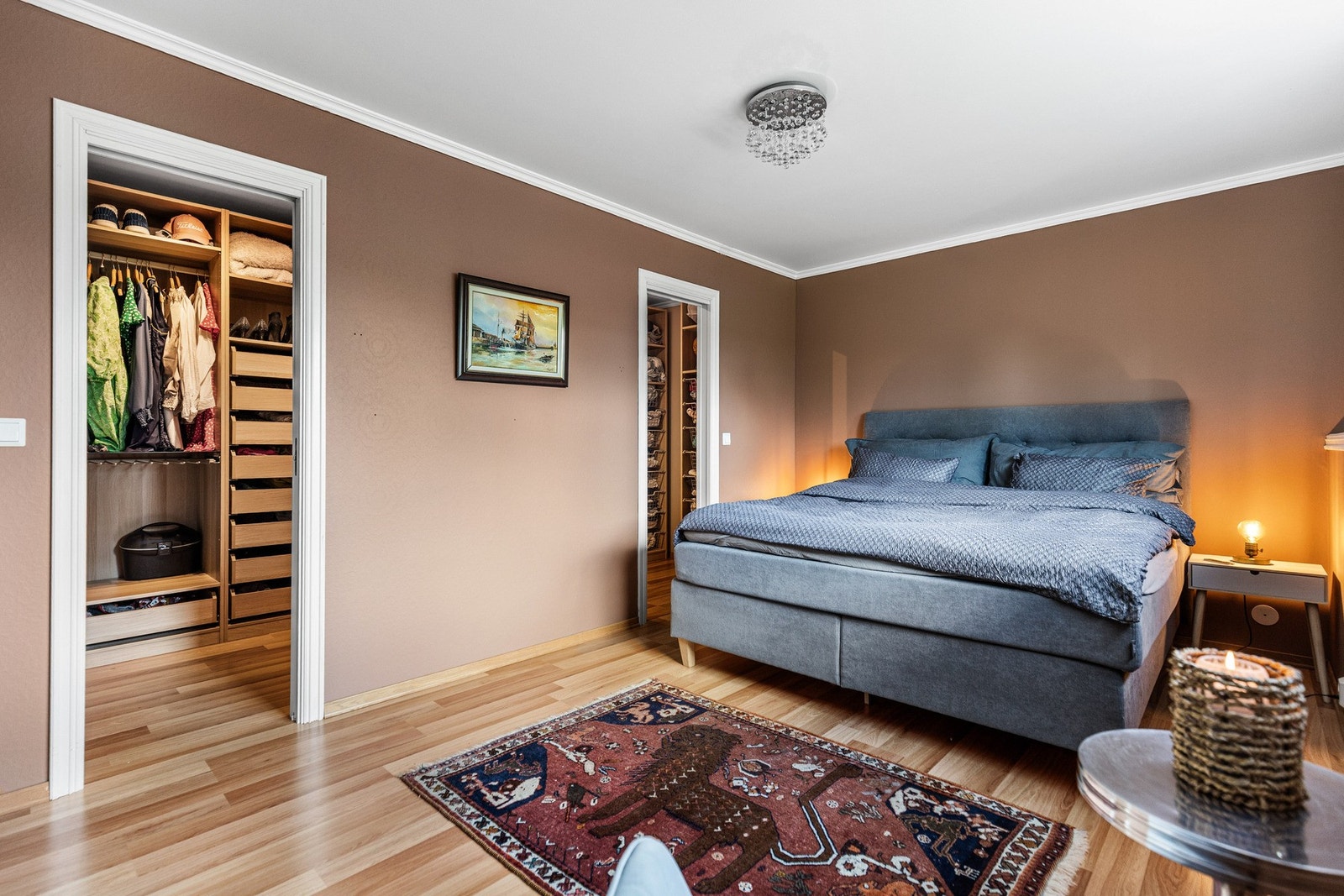 Hovedsoverommet nede er meget romslig, malt i en mørk og trendy jordtone for en lun, avslappende atmosfære. Galleribilde