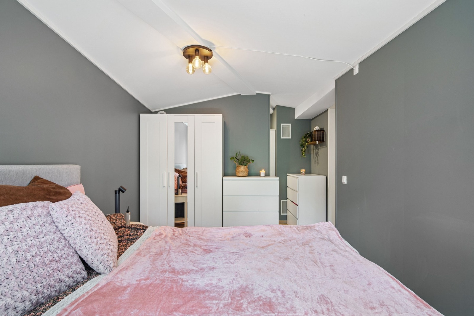 Soverom i 3. etasje med god plass til oppbevaring. Galleribilde