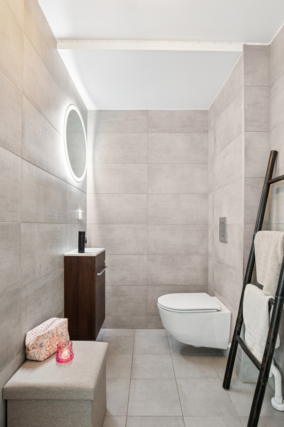 Badet i 1.etasje kan by på vegghengt servantskap med ovenpåliggende servant. Galleribilde