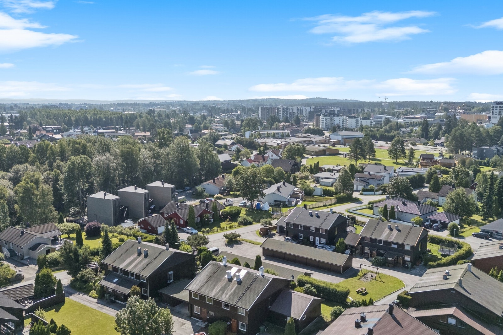 Området har umiddelbar nærhet til skoler, barnehager, offentlig kommunikasjon, samt et rikt utvalg av fasiliteter og servicetilbud. Galleribilde