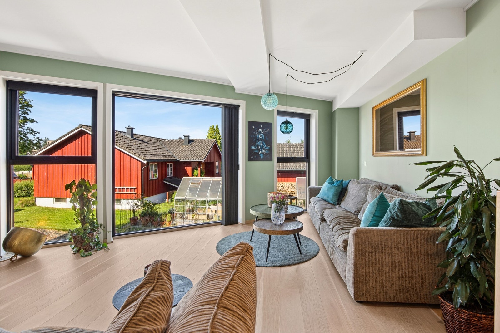 Rikelig med vindusflater i stuen. Galleribilde