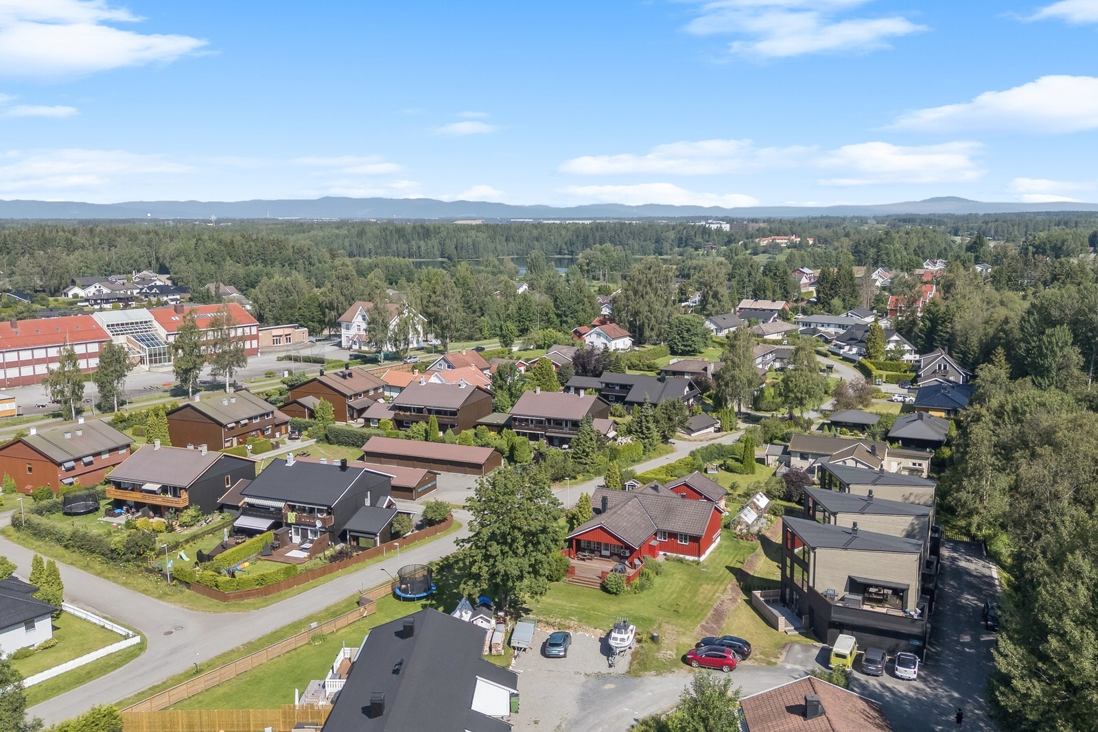 Fra Jessheim er det gode togforbindelser til blant annet Oslo, og få minutter til Oslo lufthavn som tar deg videre ut i verden. Galleribilde