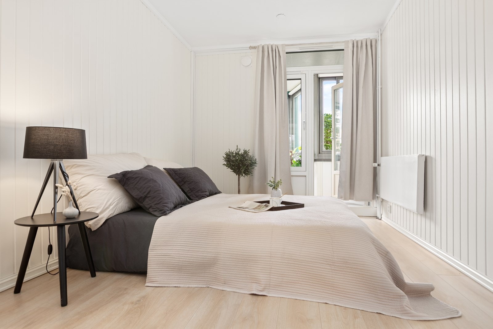 Hovedsoverommet med god plass for dobbeltseng Galleribilde