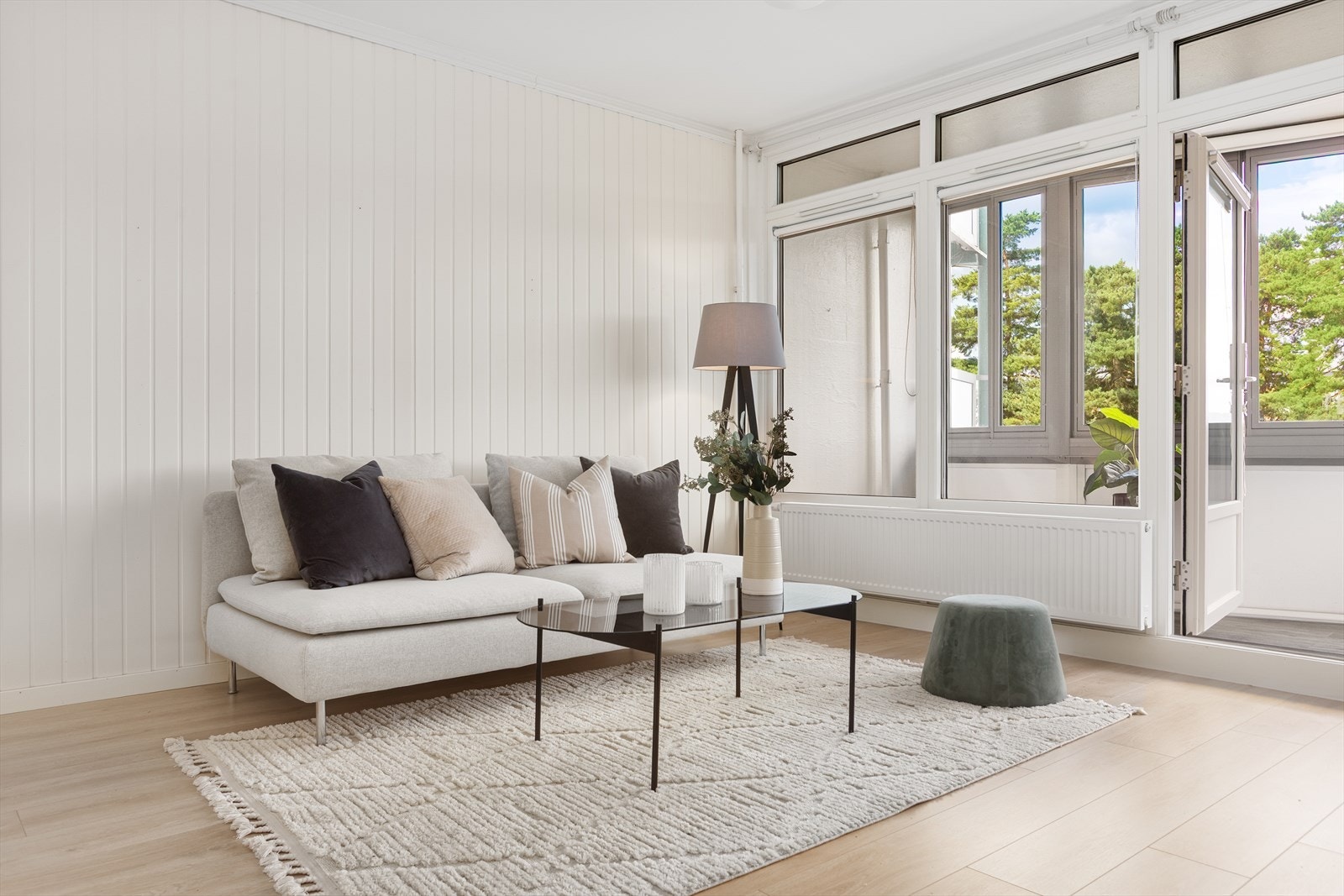 God plass for sofa med tilhørende møblement - fra stuen kommer du videre ut på terrassen Galleribilde