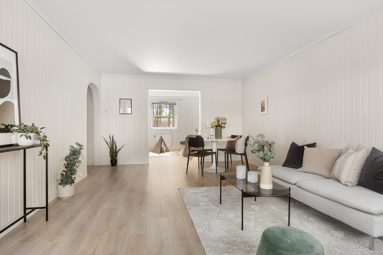 Det er god plass for spisebordløsning i stuen - samt er det åpnet inn mot soverom 2 Galleribilde