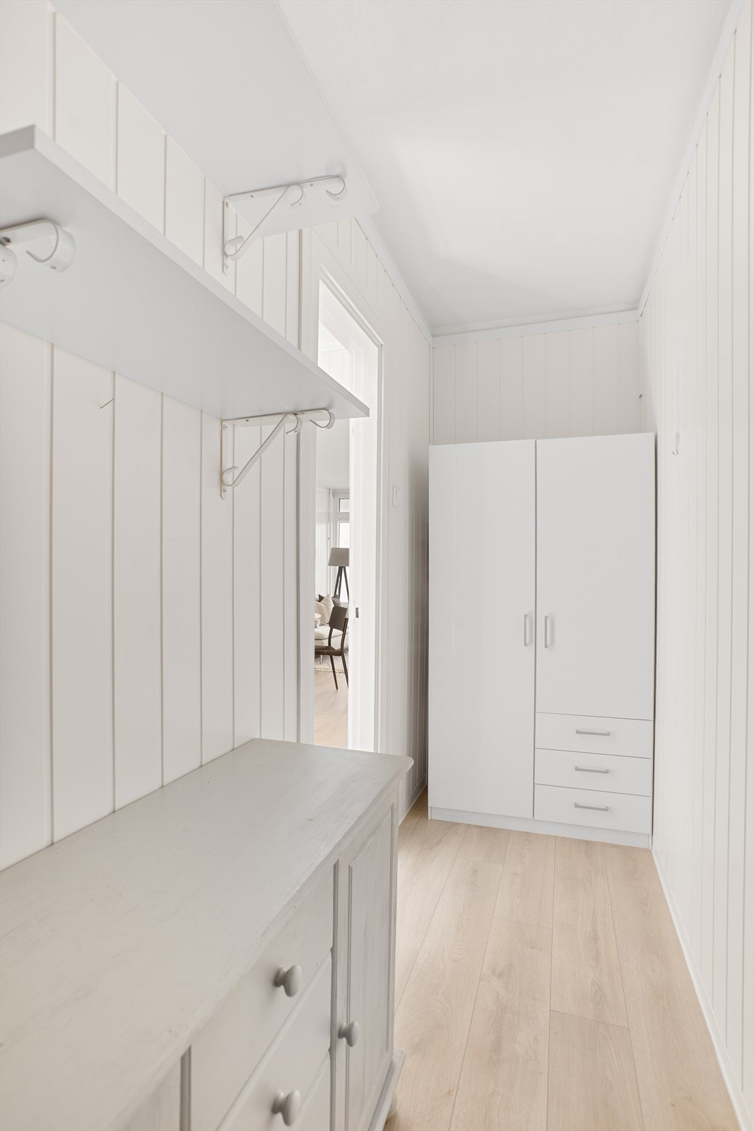 Det er også en praktisk bod i leiligheten med mye god garderobeplass Galleribilde