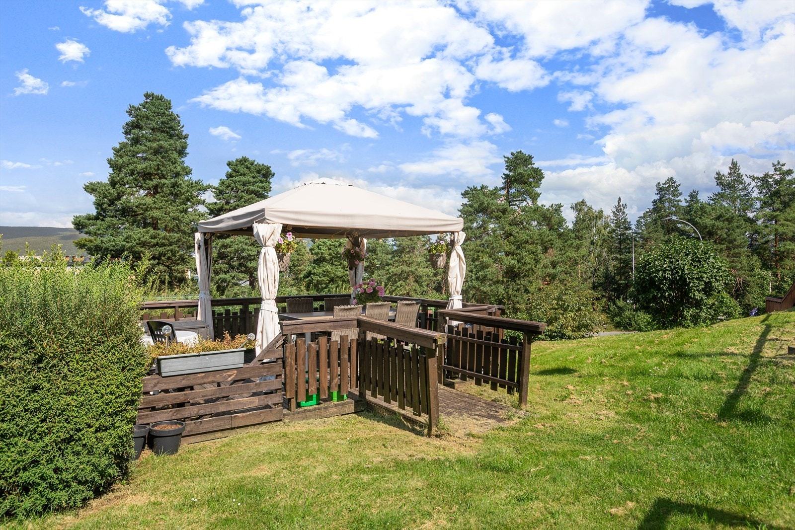Hyggelig felles terrasse med utemøbler Galleribilde