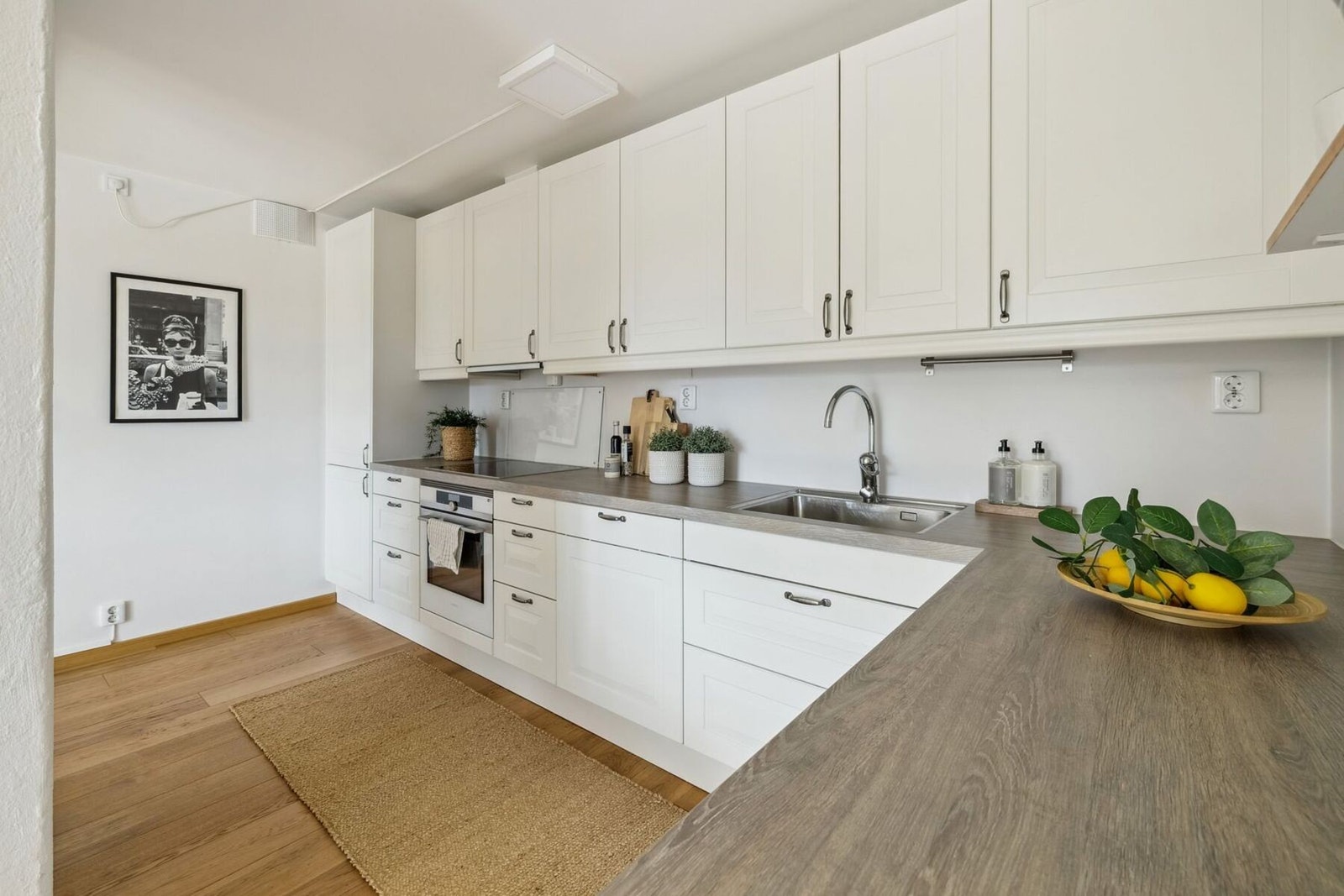 Kjøkkenet ligger i en åpen og sosial løsning mot spisestuen, og gir en naturlig flyt mellom matlaging og måltider. Galleribilde