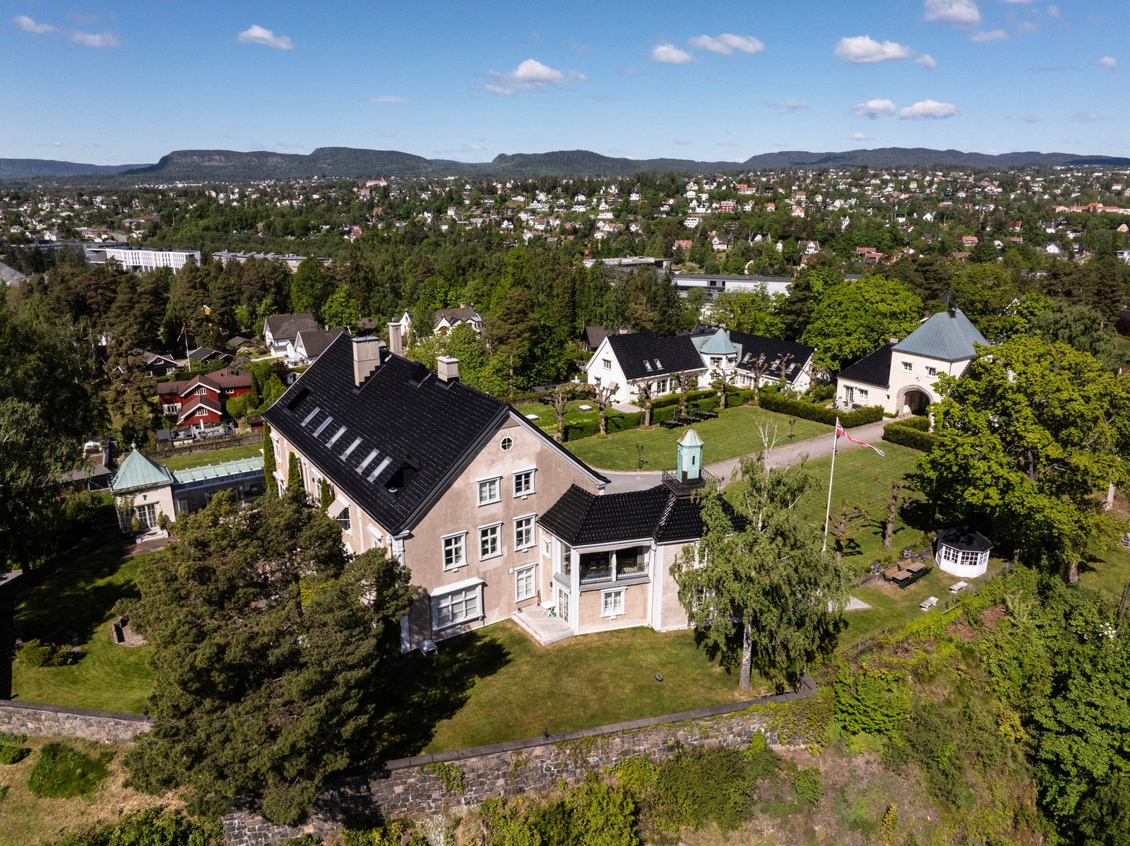 Området er preget av villabebyggelse, og ligger på nordsiden av Fornebu. Galleribilde