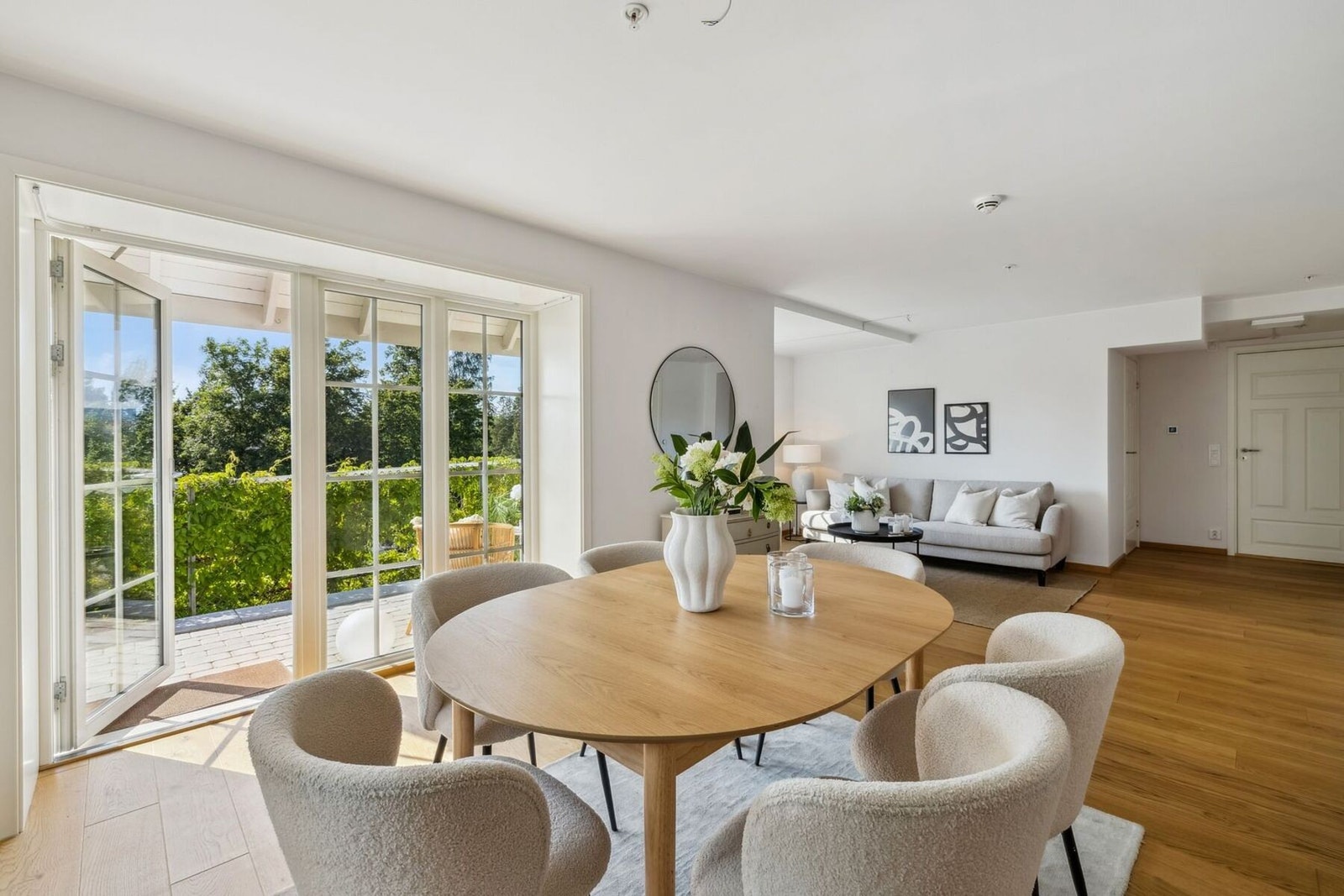 Luftig stue med rikelig naturlig lysinnslipp fra store vindusflater som skaper en lys og behagelig atmosfære. Galleribilde