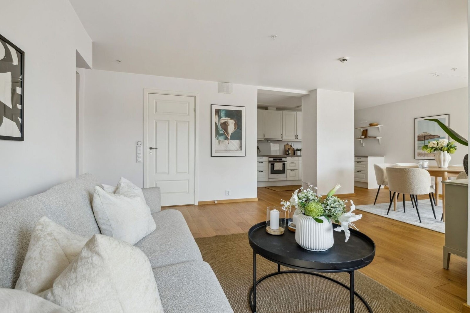 De lyse veggene og den elegante en-stavs parketten på gulvet gir rommet et stilrent og moderne preg. Galleribilde