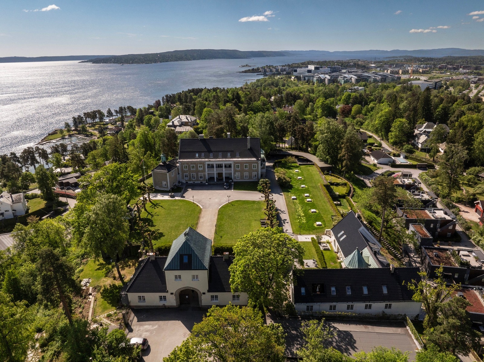 Velkommen til denne herskapelige eiendommen på Lagåsen - en del av den opprinnelige bebyggelsen på Fornebulandet. Galleribilde