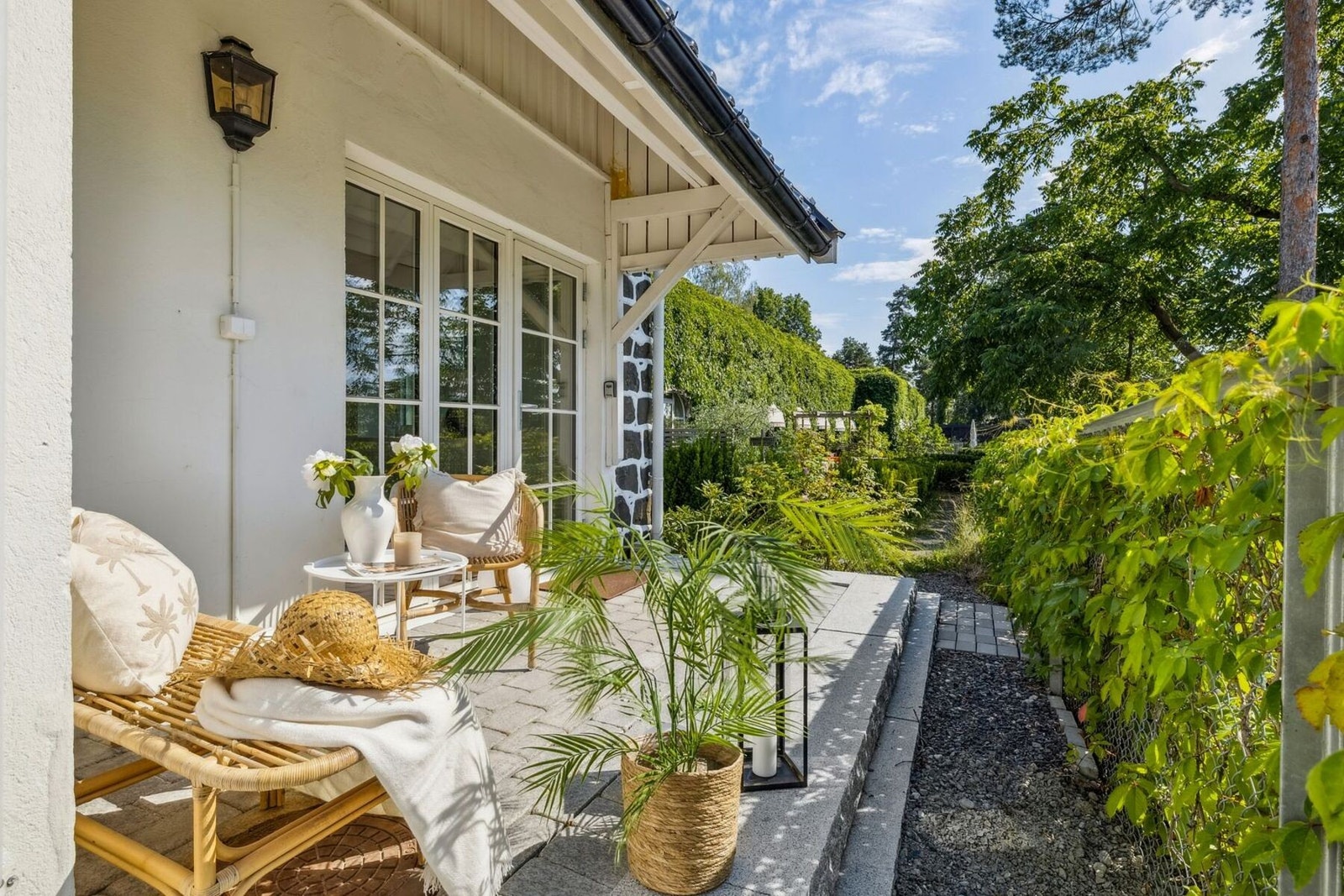 Eiendommen kan by på et svært trivelig uteområde på ca. 25m² med en pent opparbeidet terrasse belagt med belegningsstein og innrammet med kantstein. Galleribilde