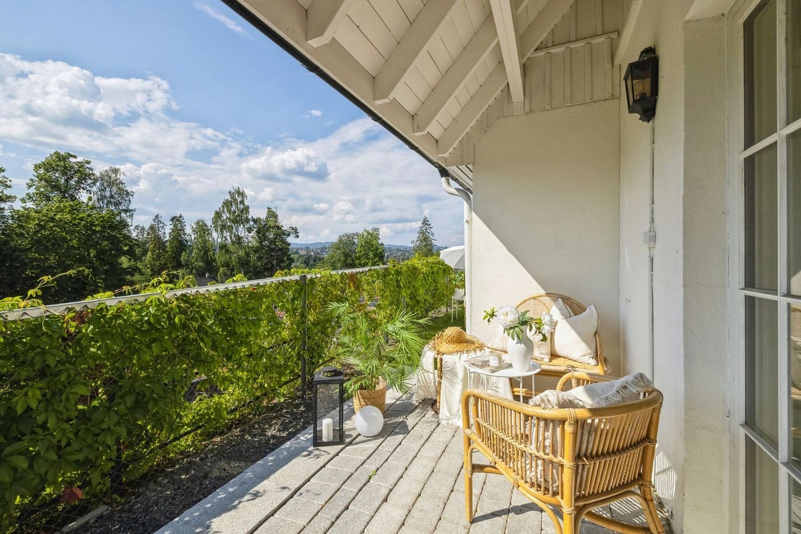 Her er det god plass til utemøblement og grill, perfekt for både avslapning og sosiale sammenkomster. Galleribilde