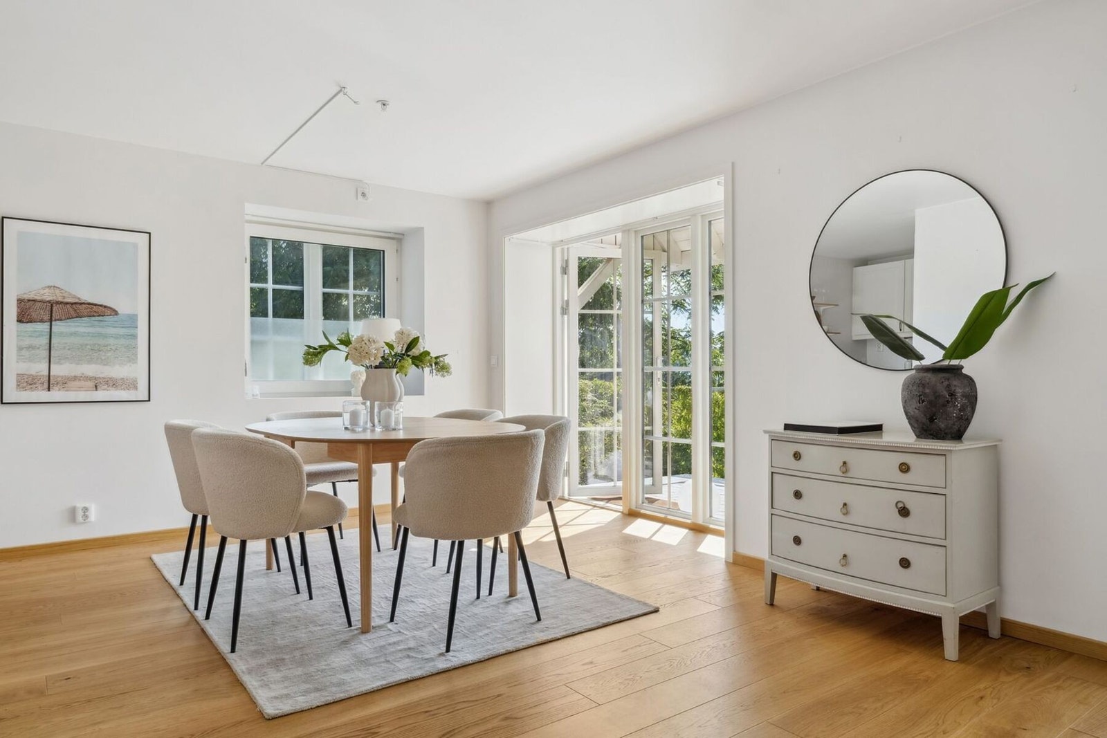 Fra spisestuen er det utgang til en solrik uteplass som fungerer som en naturlig forlengelse av oppholdsrommet i sommerhalvåret. Galleribilde