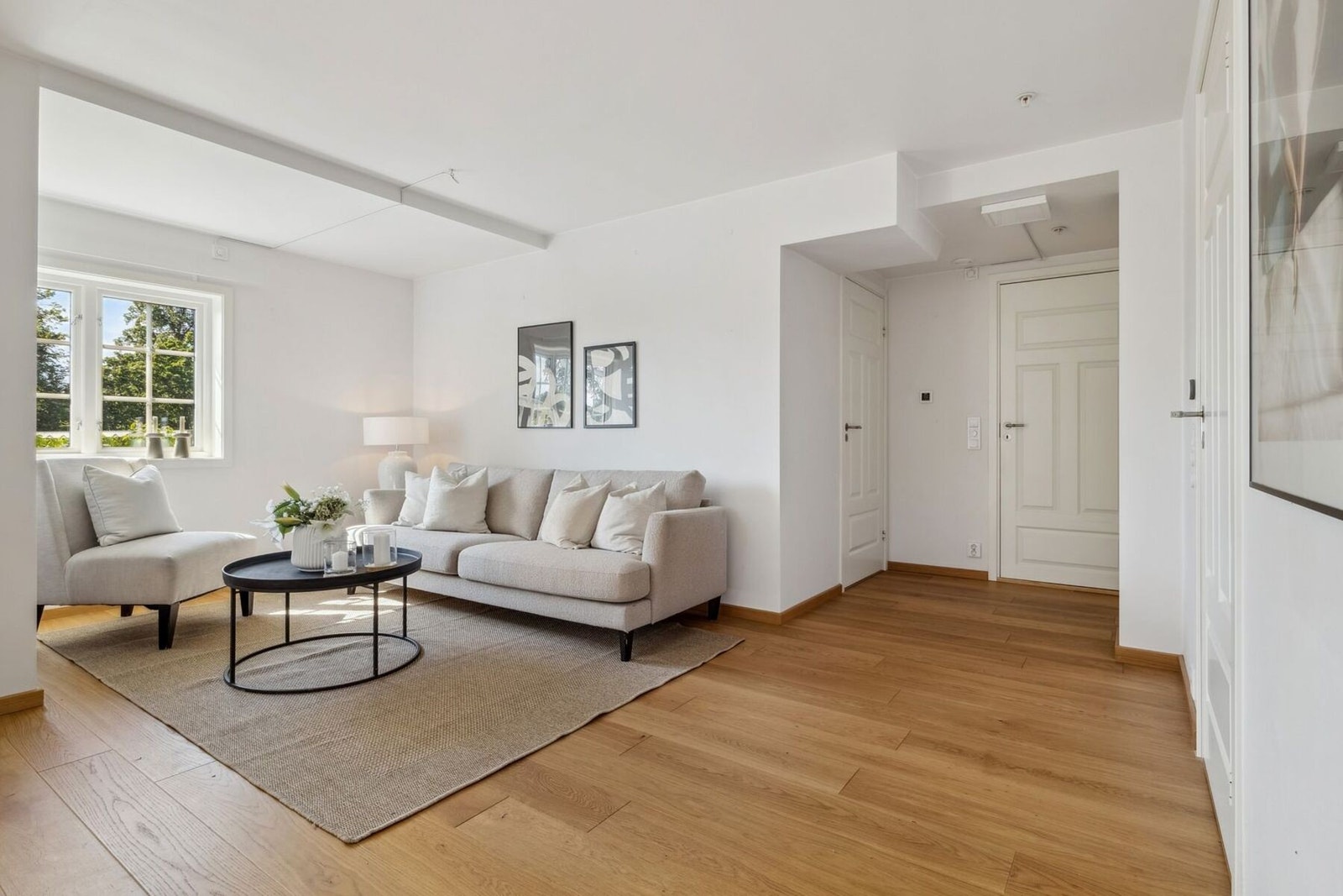 Stuens utforming gir gode møbleringsmuligheter med plass til både en komfortabel sofakrok med sofagruppe, stuebord og TV-benk. Galleribilde