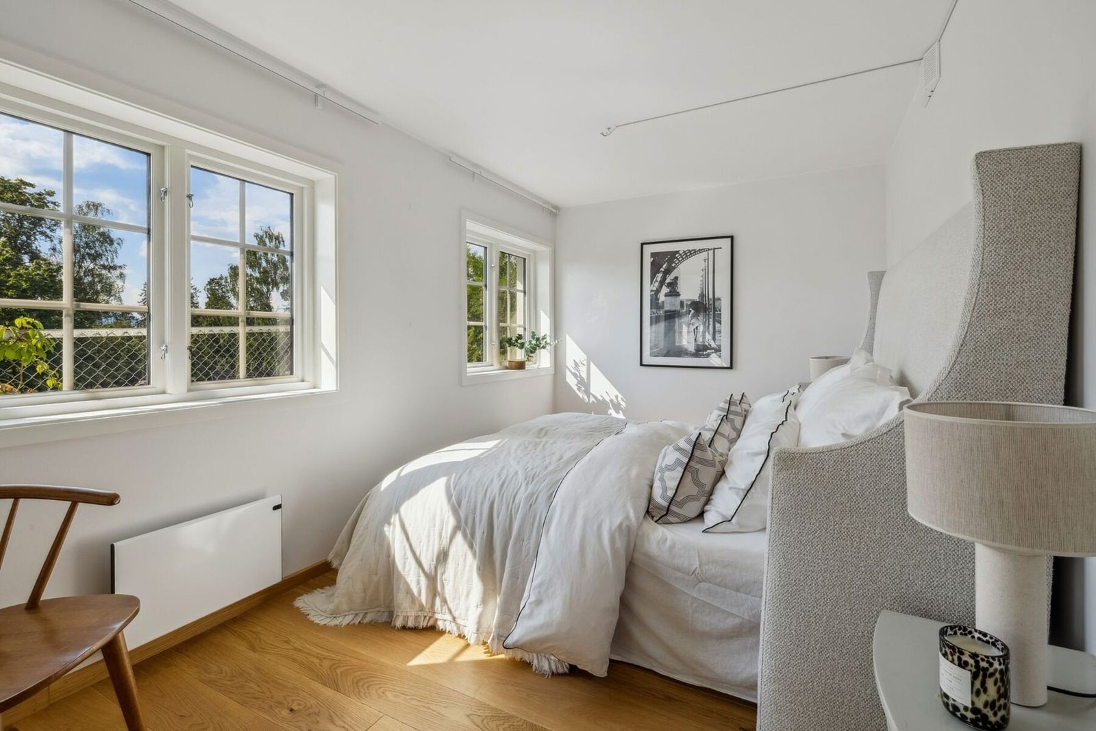 Store vindusflater gir rikelig med naturlig lys og et behagelig grønt utsyn, noe som skaper en rolig og innbydende atmosfære. Galleribilde